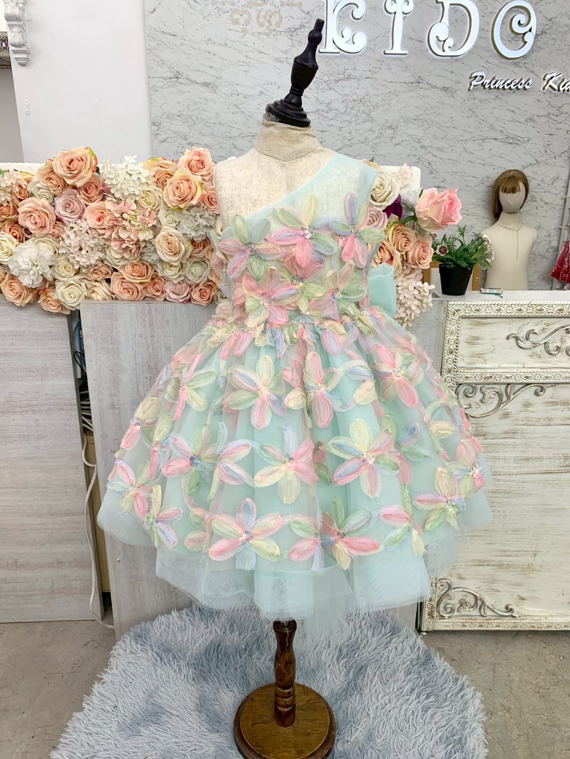 ชุดราตรีเด็ก(หน้าร้านอยู่รัชดา ลองได้ถ่ายรูปเองจากชุดจริง)W19129 สีชมพู กระโปรงสั้น แขนสั้น ดอกไม้น่ารักๆติดรอบชุด