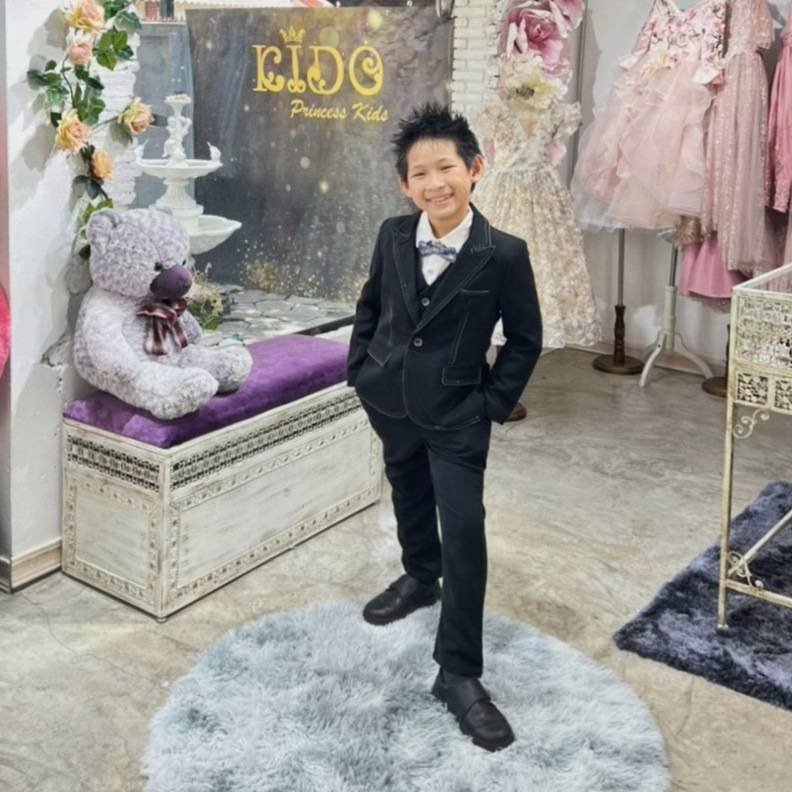 ssชุดสูทเด็กผู้ชาย(หน้าร้านอยู่รัชดา ลองได้ถ่ายรูปจากชุดจริง)S100 เซ็ตสูท 5 ชิ้น สูทสีน้ำเงิน สีดำ แต่งด้ายขาว เชิ้ตขาว มาพร้อมเสื้อกั๊กและโบว์หูกระต่าย กางเกงขายาว สุดเท่ สุดๆ