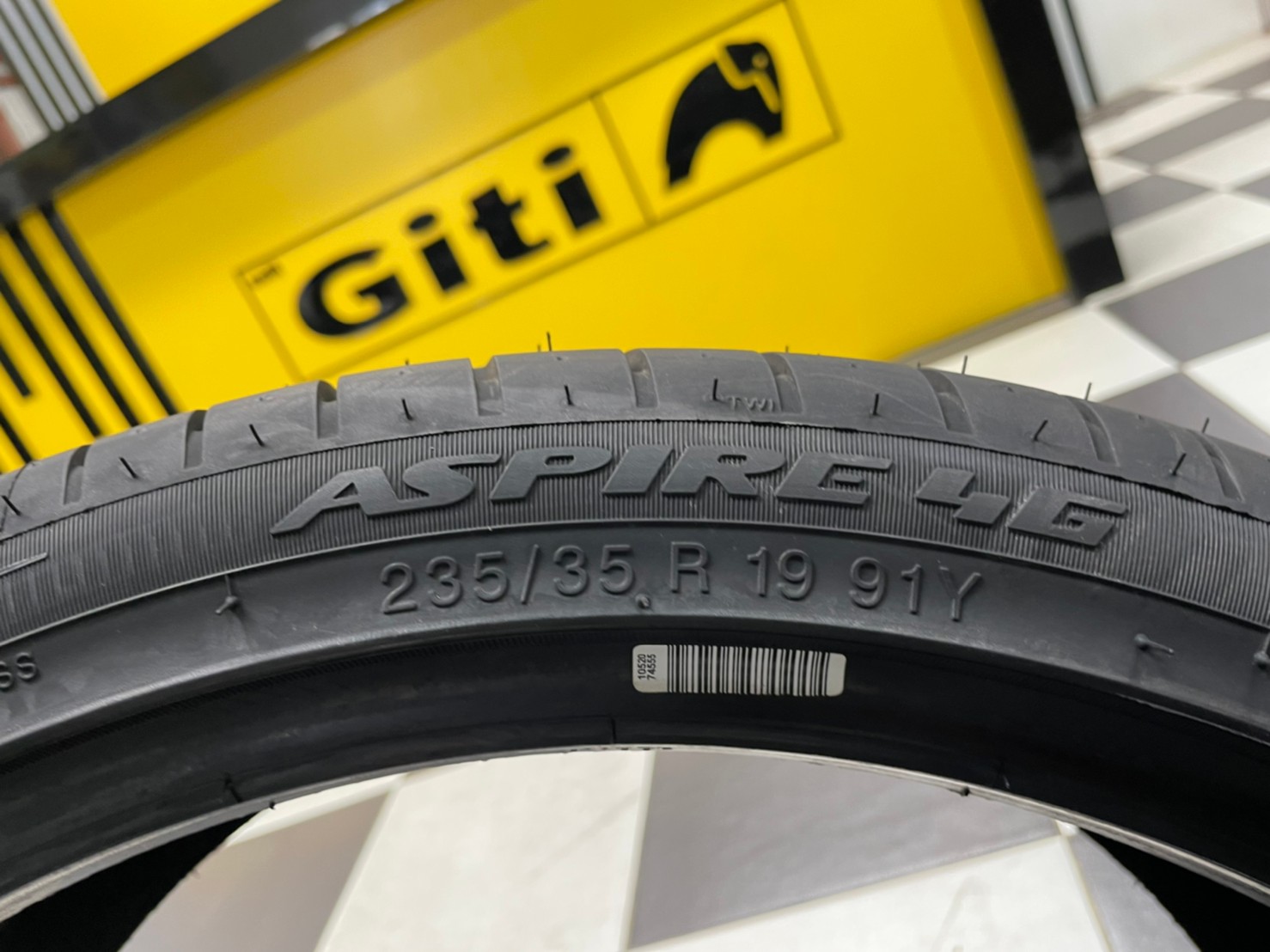 Apollo 235/35R19 Aspire4G ยางใหม่ปี2021 พร้อมติตตั้งฟรี