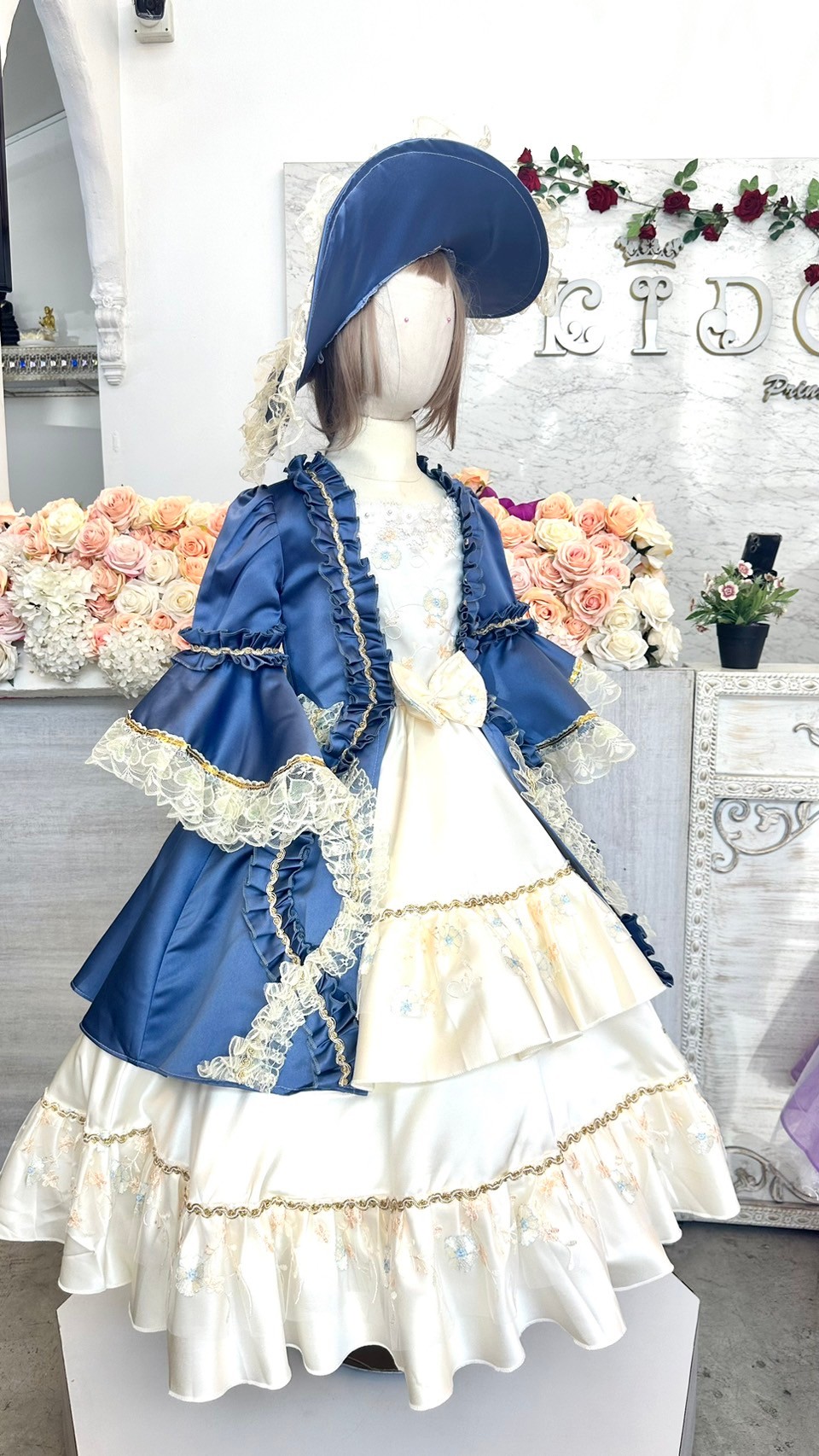 ชุดเดินแบบเด็ก(หน้าร้านอยู่รัชดา ลองได้ถ่ายรูปจากชุดจริง)W18889 สีฟ้า ยุควิคตอเรีย กระโปรงยาว