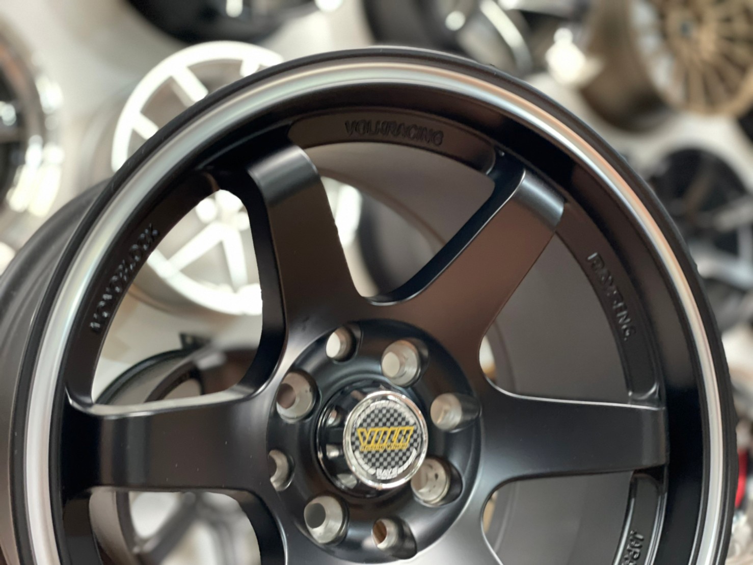 ล้อแม็กซ์ใหม่ TE37 ขอบ15 กว้าง8.25 4รู100และ4รู114.3 สีดำเงาขอบกลึงมิลลิ่งเงิน