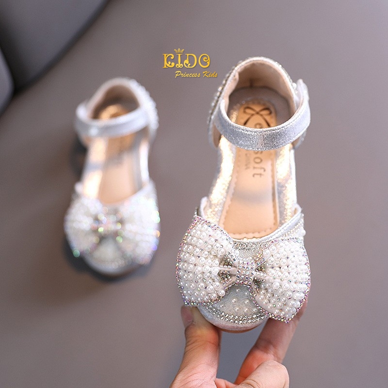รองเท้าเด็ก(หน้าร้านอยู่รัชดา ลองได้)H058สีเงิน ติดมุกประดับเพชร แต่งด้วยโบว์ติดเพชรละมุก ระยิบระยับ เปิดข้าง แนวเจ้าหญิงน่ารัก