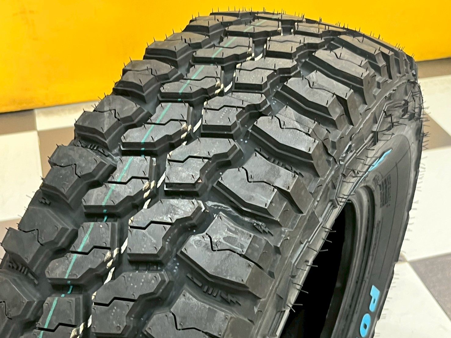ยางใหม่ 265/75R16 Deestone Power Cruz รุ่น MUD TERRAIN - MT431 ยางปี25 (แก้มขาว)