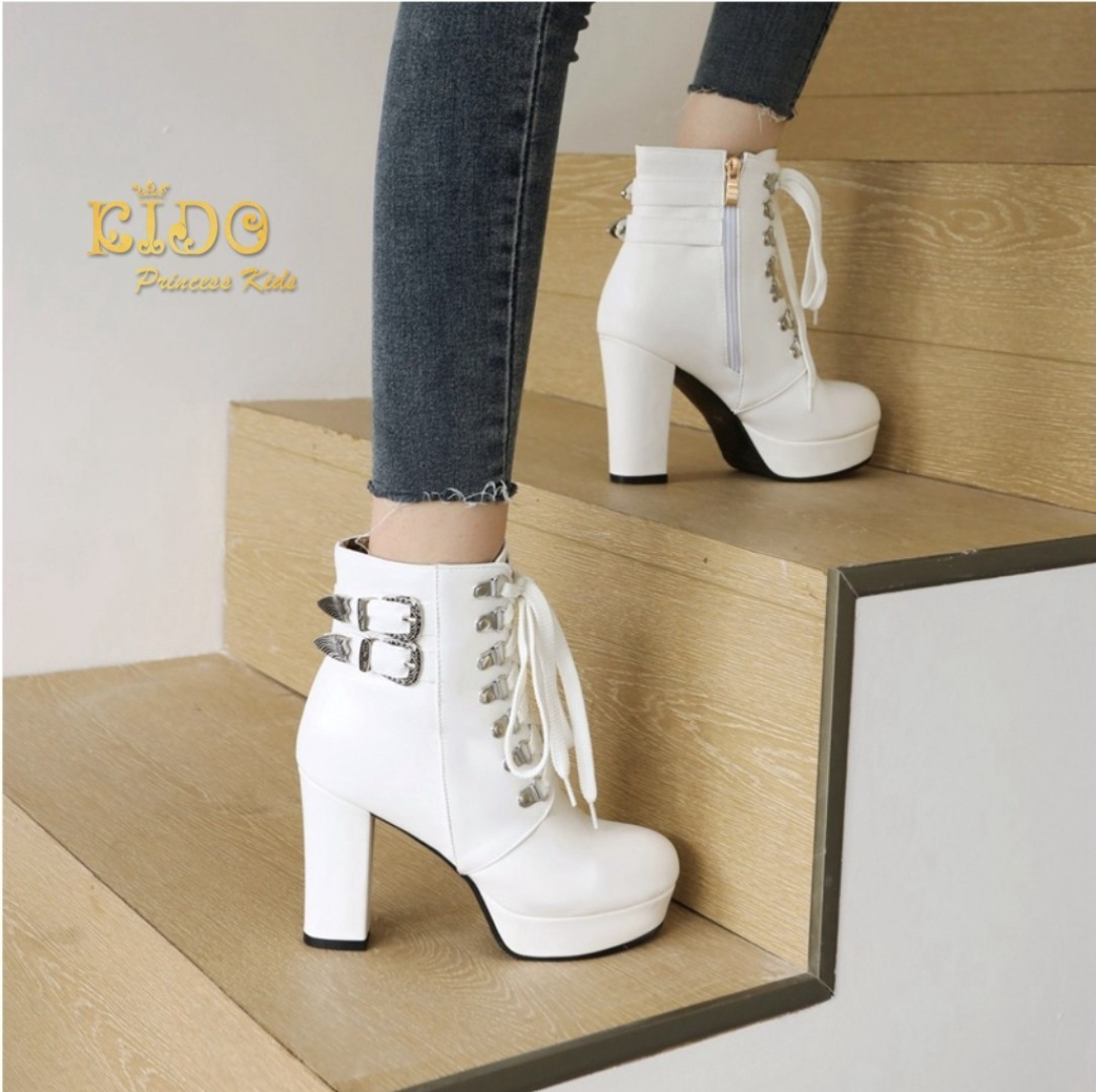 บูทเด็ก(หน้าร้านอยู่รัชดา ลองได้)H179 สีขาว ด้านหน้าคาดเข็มขัดข้อสั้น มีส้นสูงแบบเท่ๆ