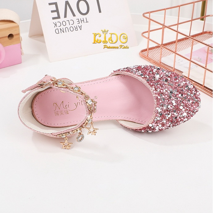 รองเท้าเด็ก(หน้าร้านอยู่รัชดา ลองได้)H100สีชมพู เพชรระยิบระยับ เปิดข้าง ประดับห้อยโซ่รูปดาวตรงสายรัดรองเท้า สวยสุดเก๋