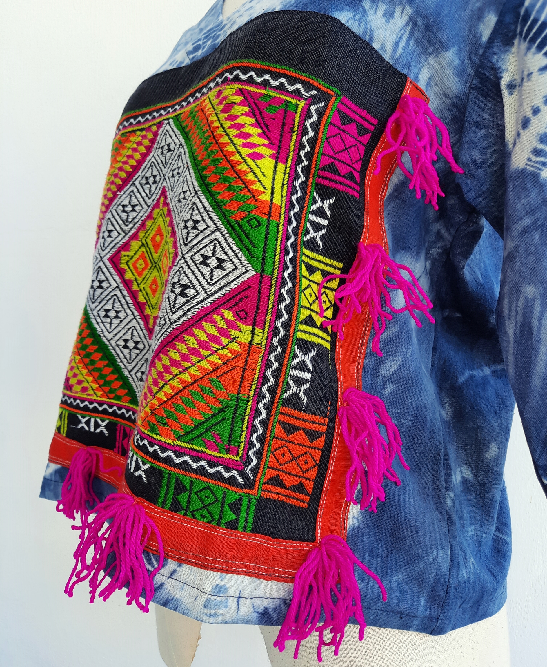 เสื้อแขนสามส่วนผ้ามัดย้อม แต่งผ้าไทดำ