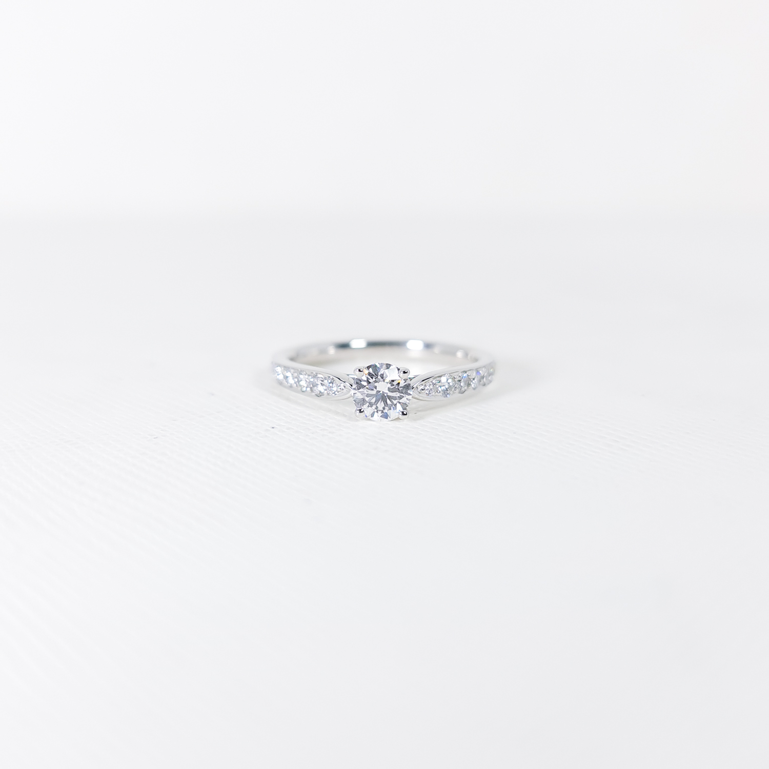 แหวน Tiffany & Co. Tiffany Harmony Solitaire ring with pave diamonds with 0.33 F VVS2 Platinum950 ไซส์ 47# (Used)+กล่องและใบเซอร์
