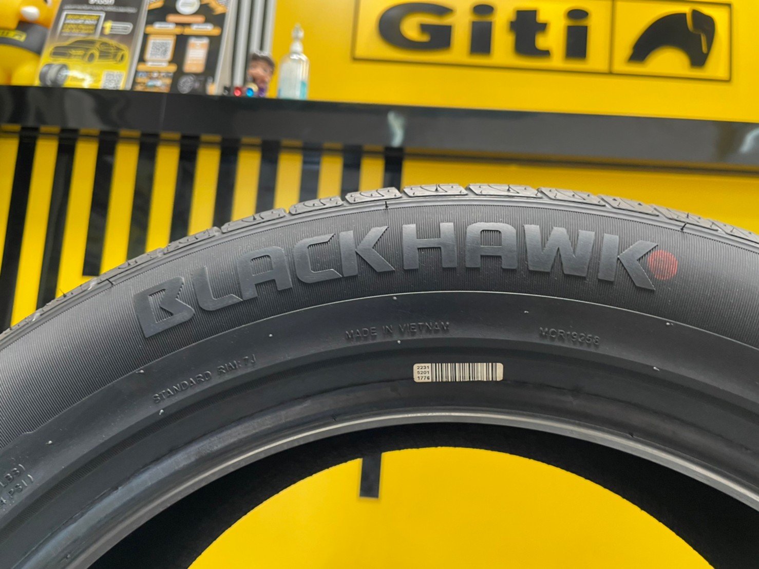215/55R17 ยางใหม่BLACKHAWK HH11 ยางใหม่ปี2022
