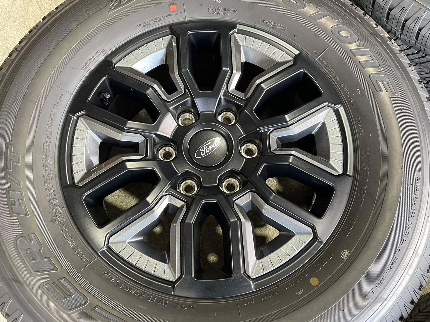 ล้อแม็กป้ายแดง FORD RANGER XLS ขอบ17 พร้อมยาง BRIDGESTONE 255/70R17 ยางปลายปี24 ล้อถอดจากศูนย์ยังไม่ลงพื้น ราคาพิเศษเพียงชุดละ18900บาท