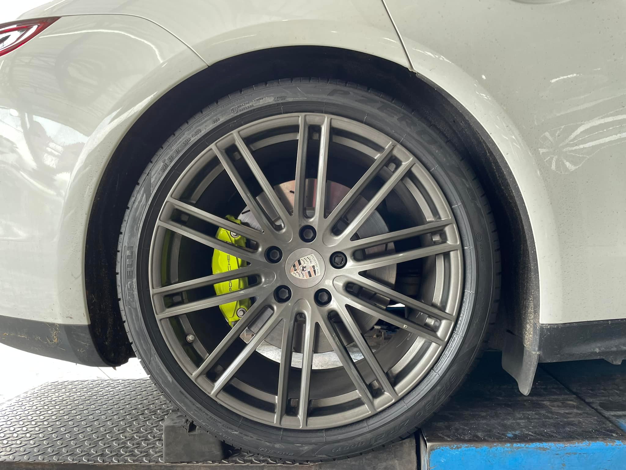 PORSCHE_PANAMERA4 เปลี่ยนยาง PIRELLI P-ZERO (PZ4)275-35R21 PIRELLI P-ZERO (PZ4)315/30R21