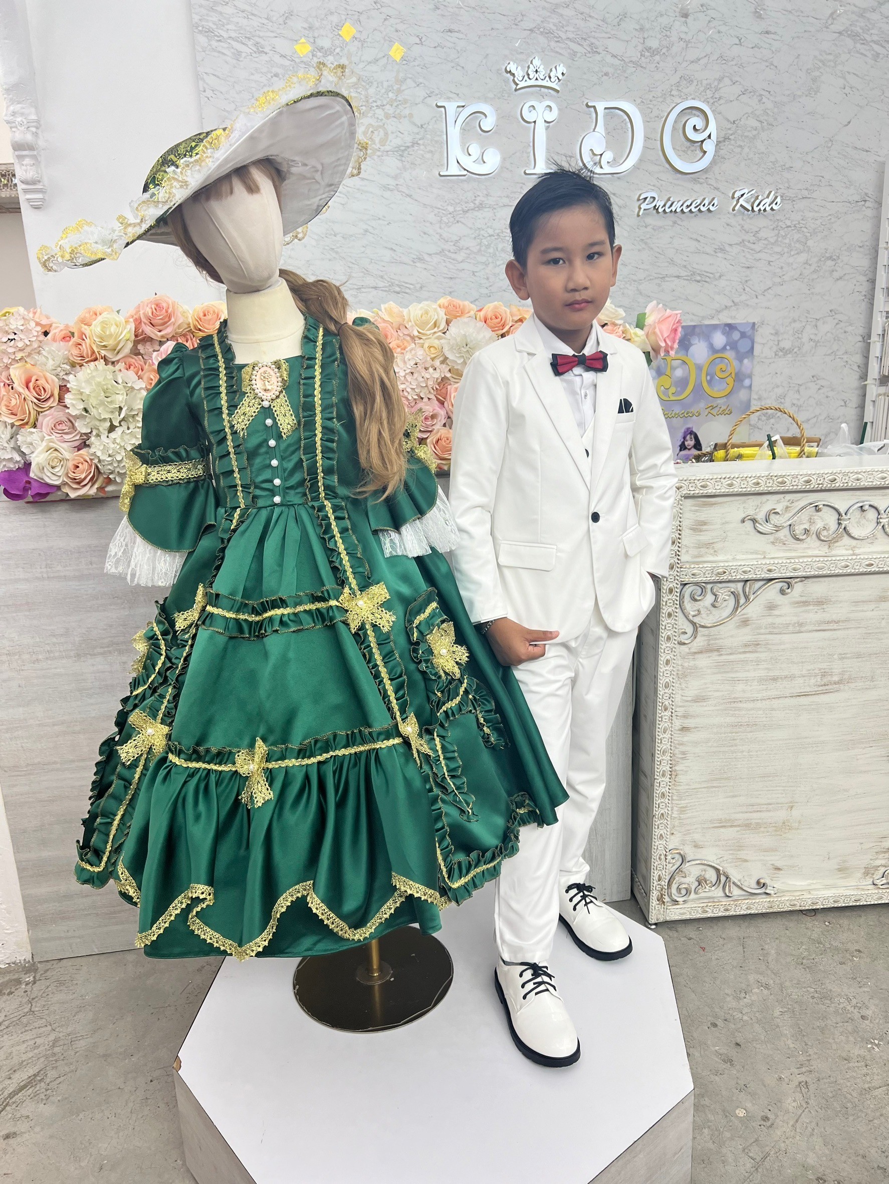 ชุดเดินแบบเด็ก(ร้านอยู่รัชดา ลองได้ถ่ายรูปจากชุดจริง)W18892 สีเขียว ยุควิคตอเรีย กระโปรงยาว