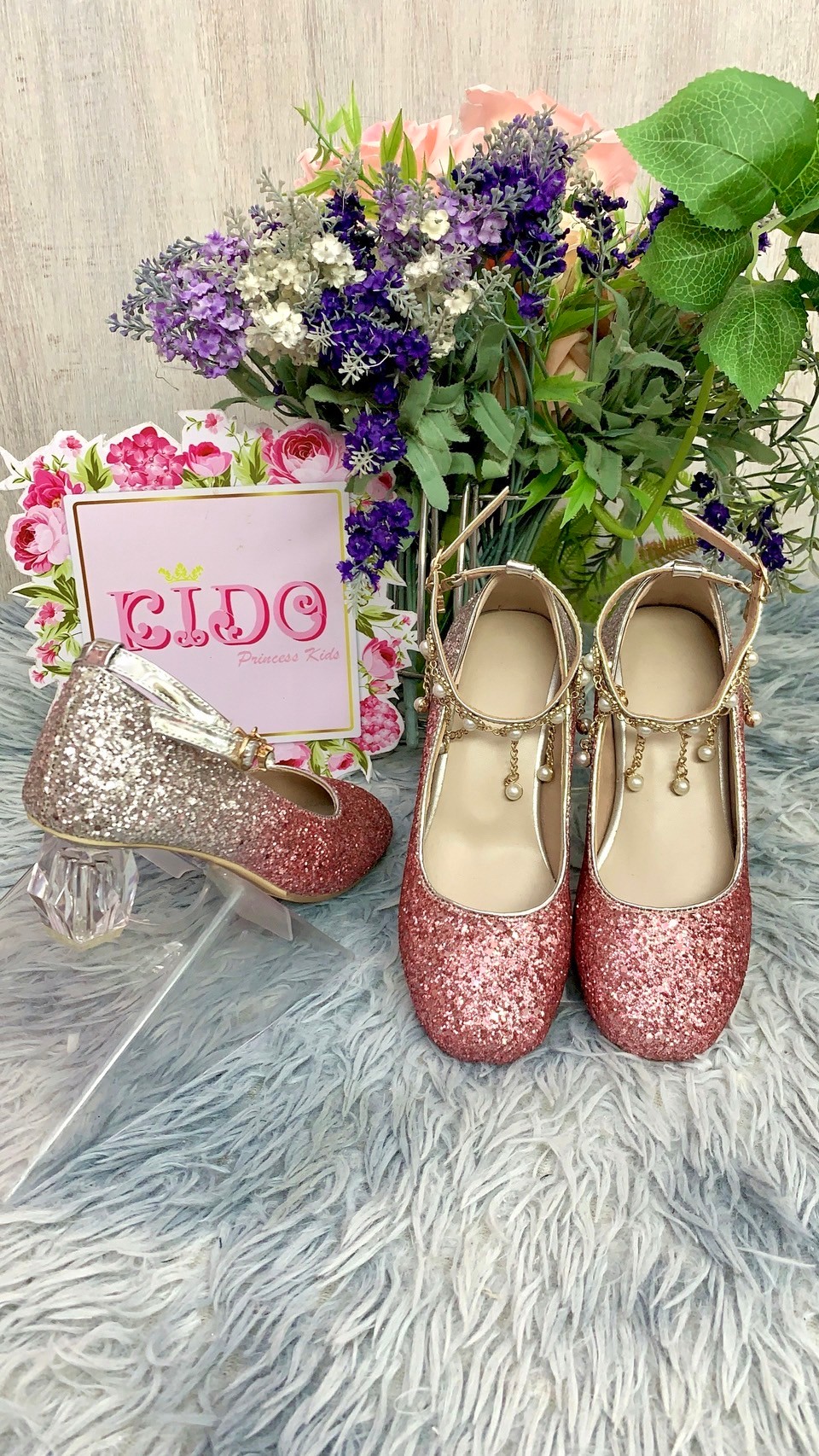 รองเท้าเด็กออกงาน(หน้าร้านอยู่รัชดา ลองได้)H154 สีแดง ทูโทน เพชรระยิบระยับ ประดับด้วยสร้อยมุกตรงสายรัดรองเท้า ส้นแก้ว สวยหรูมาก