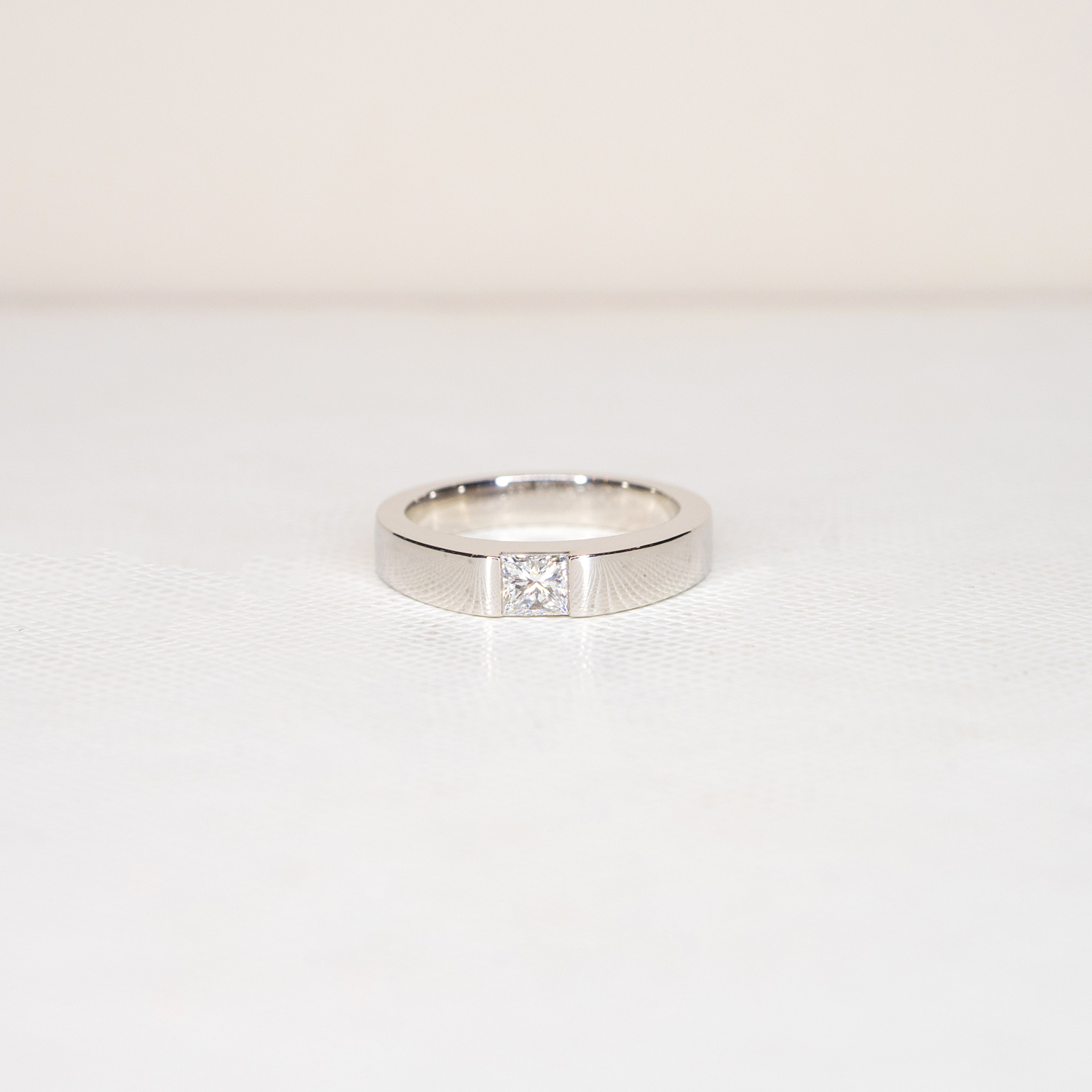 แหวน Cartier Tank ring with 0.25carat Princess Cut diamond ทองคำขาว 18K ไซส์48# (Used)