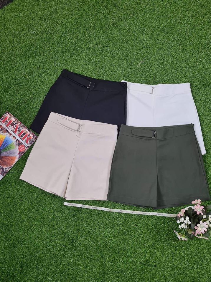 กางเกงขาสั้นเอวสูง แต่งเข็มขัดป้ายข้างสุดเก๋ ผ้าดับเบิ้ล สวยมาก เก็บพุงอย่างเนียน สาว ๆ ใส่แล้วทรงสวย น่ารัก