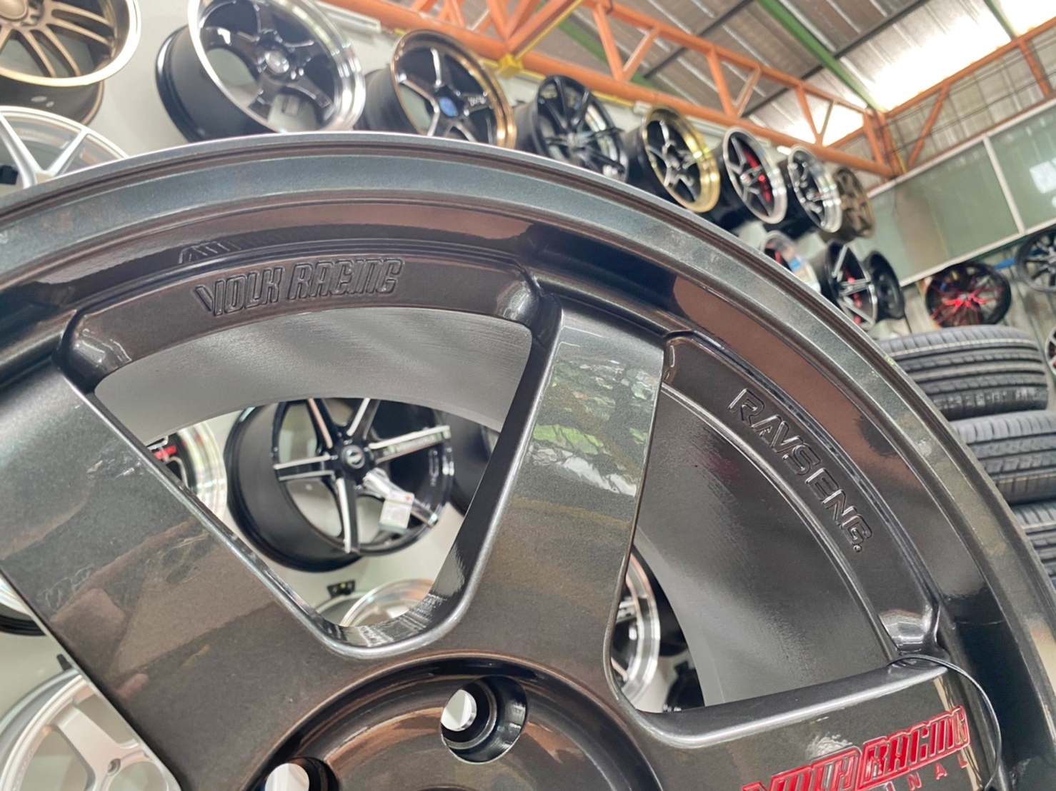 ล้อแม็กใหม่ Te37 ขอบ18 สีเทากันหยอดแดง 5รู114 กว้าง 8.5 ออฟ35