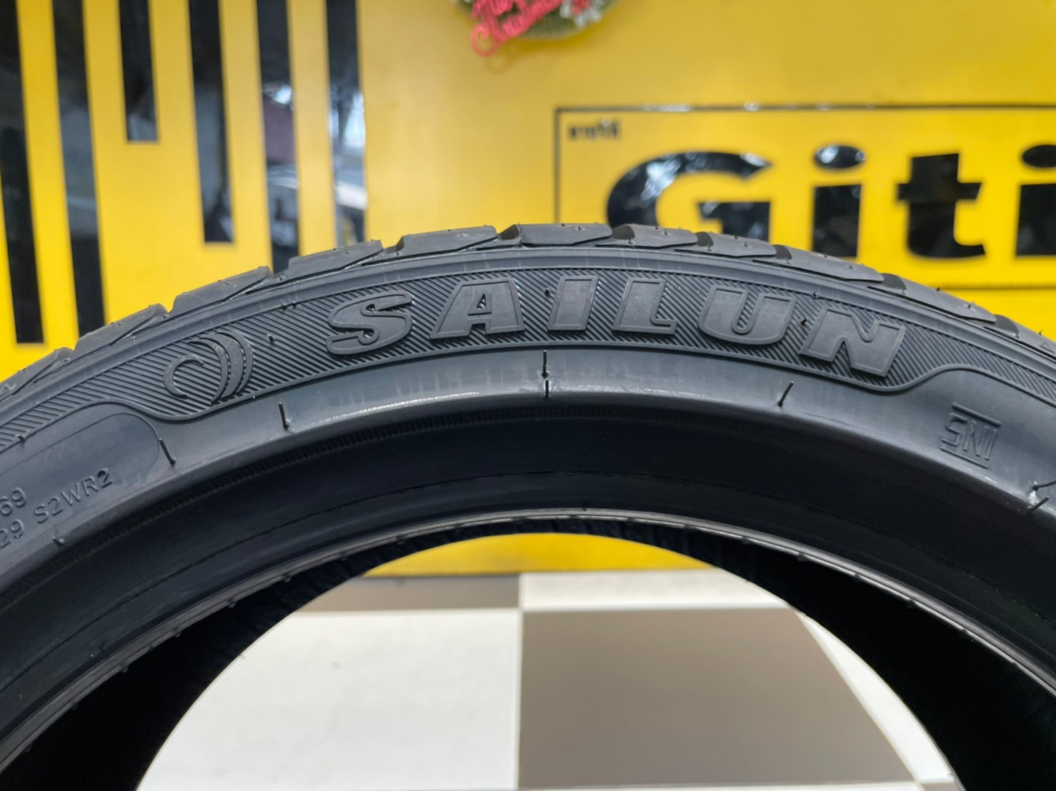 ยางแก้มเตี้ย 195/45R15 Sailun Atrezzo ZSR ยางใหม่ปี2023