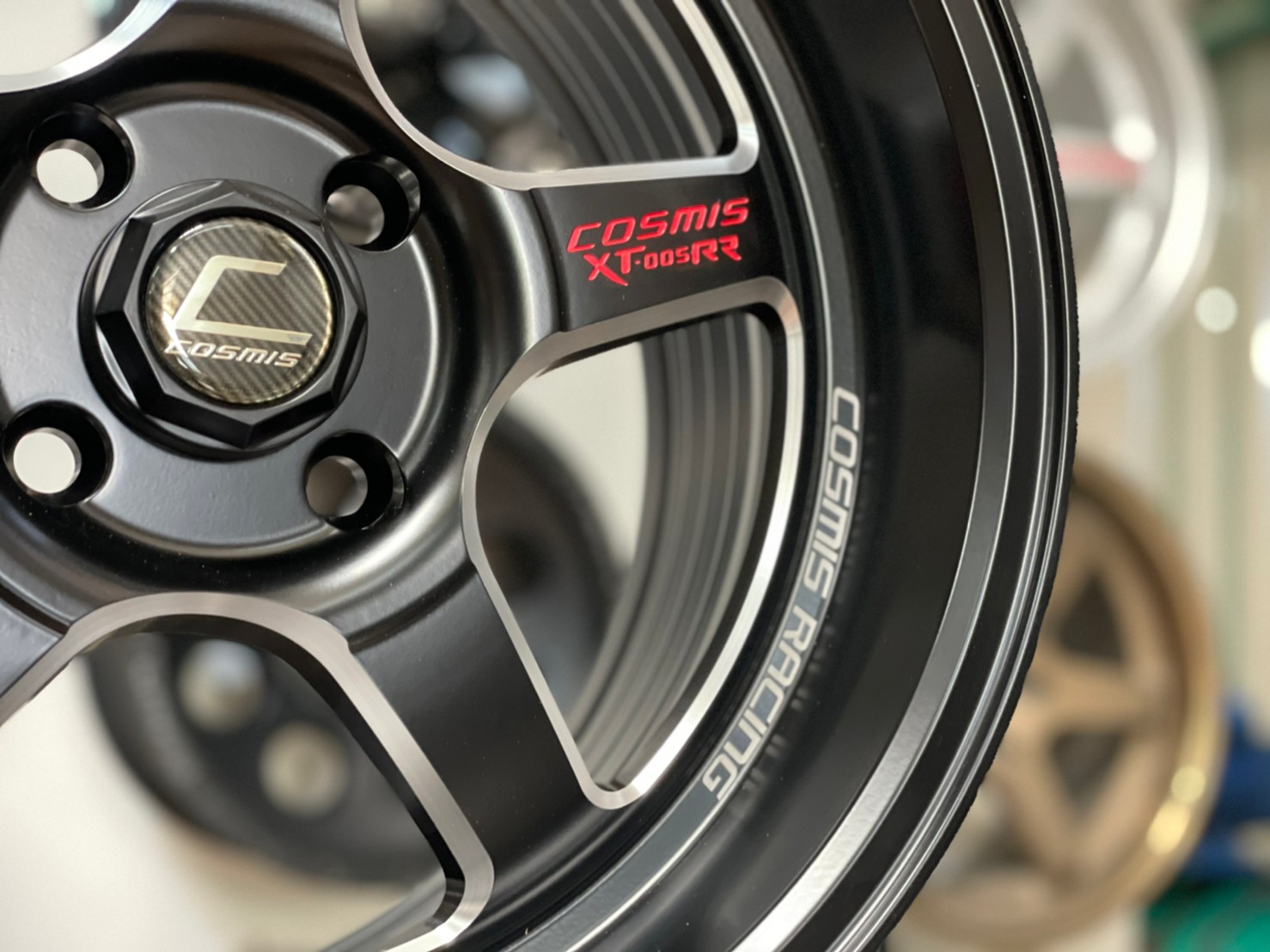 ล้อแม็กซ์ใหม่COSMIS XT005RR ขอบ15กว้าง8 4รู100 ออฟ25 สีดำCNC ข้างก้าน ตัวหนังสือก้านสีแดงCUSTOM