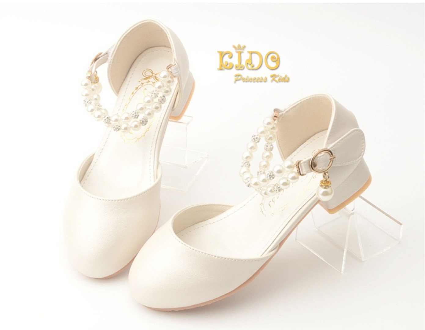 รองเท้าเด็ก(หน้าร้านอยู่รัชดา ลองได้)H180สีขาว เปิดข้าง ประดับห้อยมุกตรงสายรัดรองเท้า สวยสุดเก๋