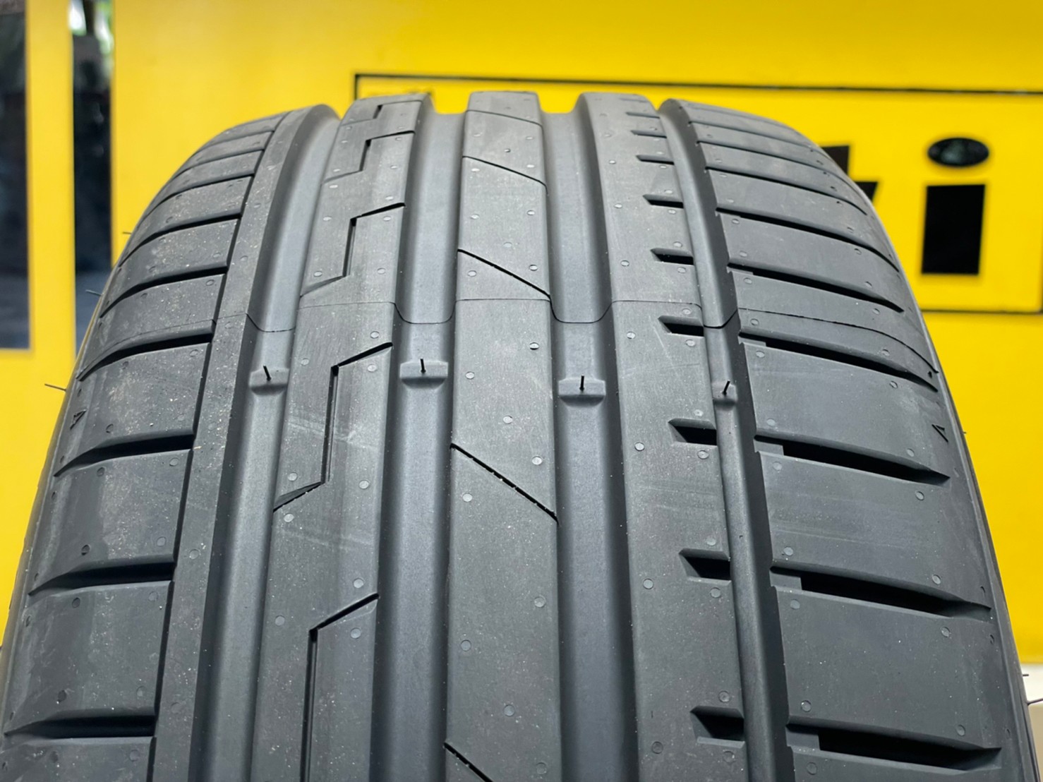 GITI SportS2 245/45R19 ยางใหม่ปี2022 ยางสปอร์ตสมรรถนะสูง คุณภาพดี ราคาโปรโมชั่นพิเศษ พร้อมติดตั้งฟรี