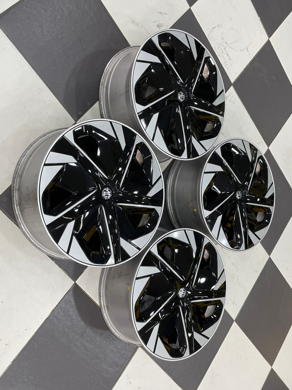 ล้อแม็กป้ายแดงติดรถไฟฟ้า MG4 สีซิลเวอร์พร้อมฝาตบสีดำเงาสวยๆ (4วง)