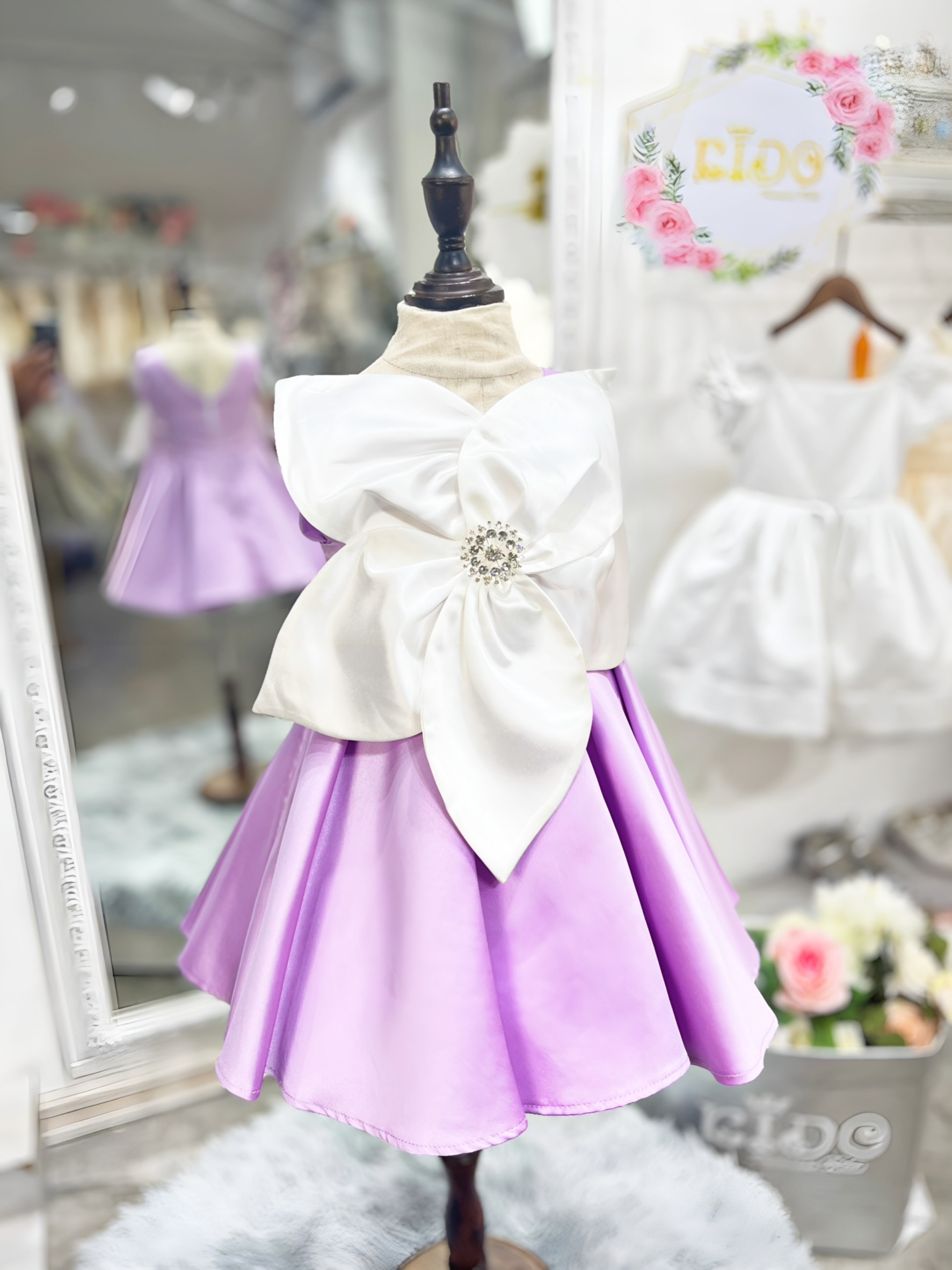 ชุดราตรีเด็ก(หน้าร้านอยู่รัชดา ลองได้ถ่ายรูปจากชุดจริง)W18673 สีม่วง ชุดดอกไม้ขาวใหญ่ทูโทนกระโปรงจีบม่วง สวยๆเก๋ๆ