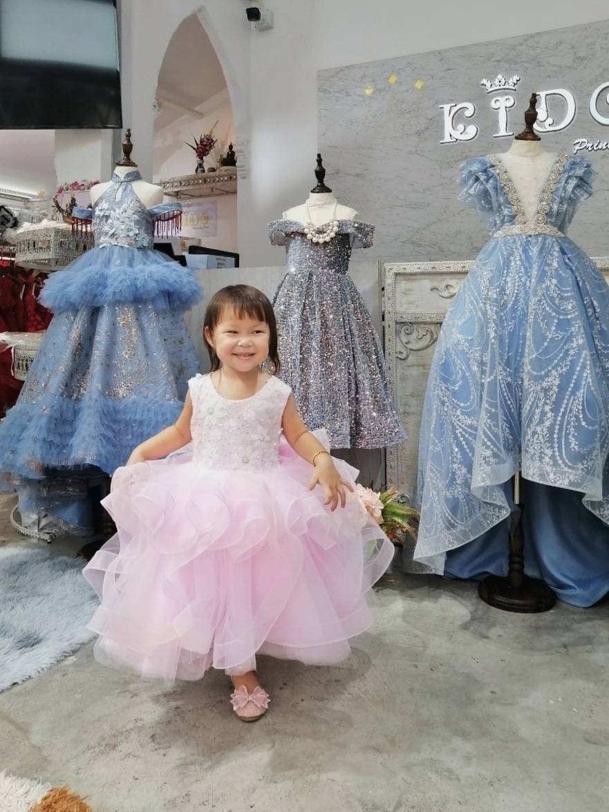 ชุดราตรีเด็ก(หน้าร้านอยู่รัชดา ลองได้ถ่ายรูปจากชุดจริง)A218สีชมพูเข้ม กระโปรงสั้นชั้นพอง อกปักดอกไม้สวยหวาน น่ารัก