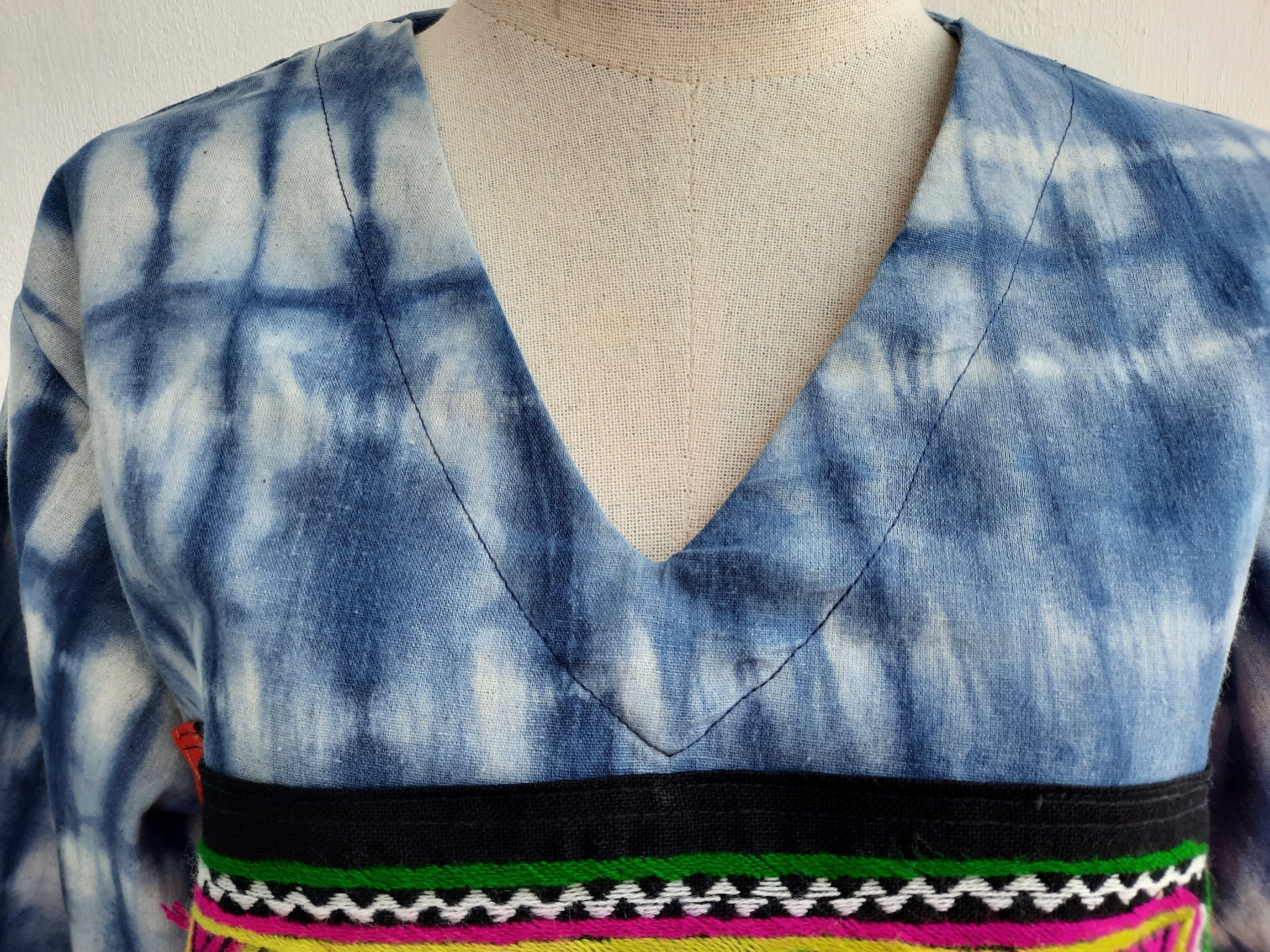 เสื้อผ้ามัดย้อม แต่งผ้าปักมือเผ่าไทดำ