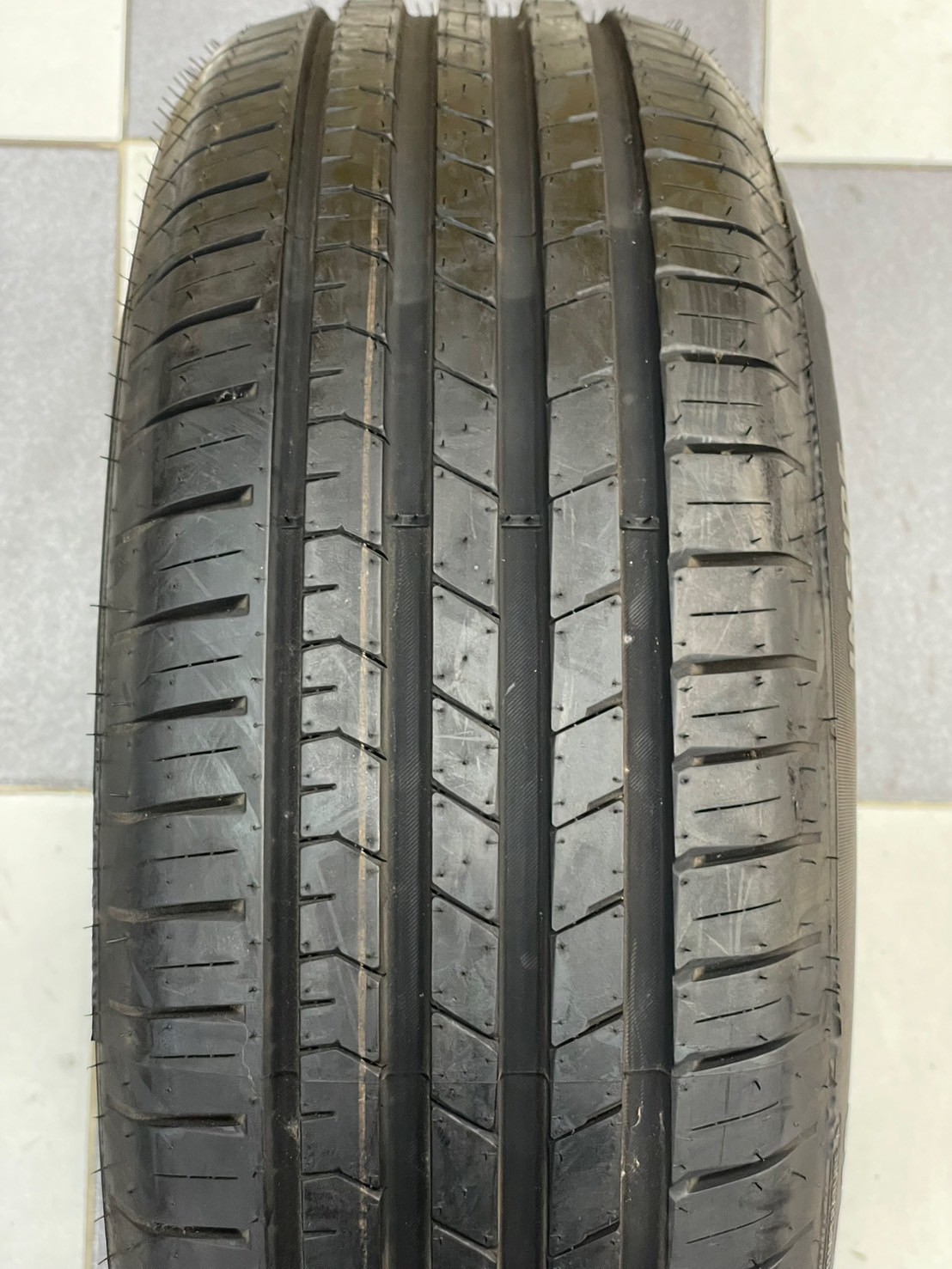 Apollo ALNAC 4G 215/60R16 ยางปี20 (มี1เส้น)