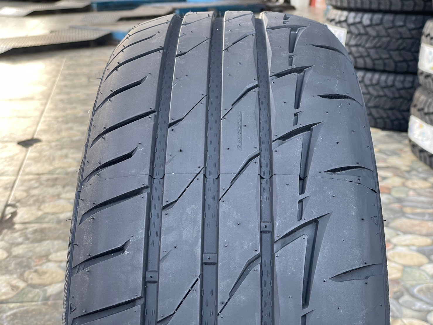 ยางสปอร์ตลายซิ่ง คุณภาพดี Lansail RS009 195/55R15