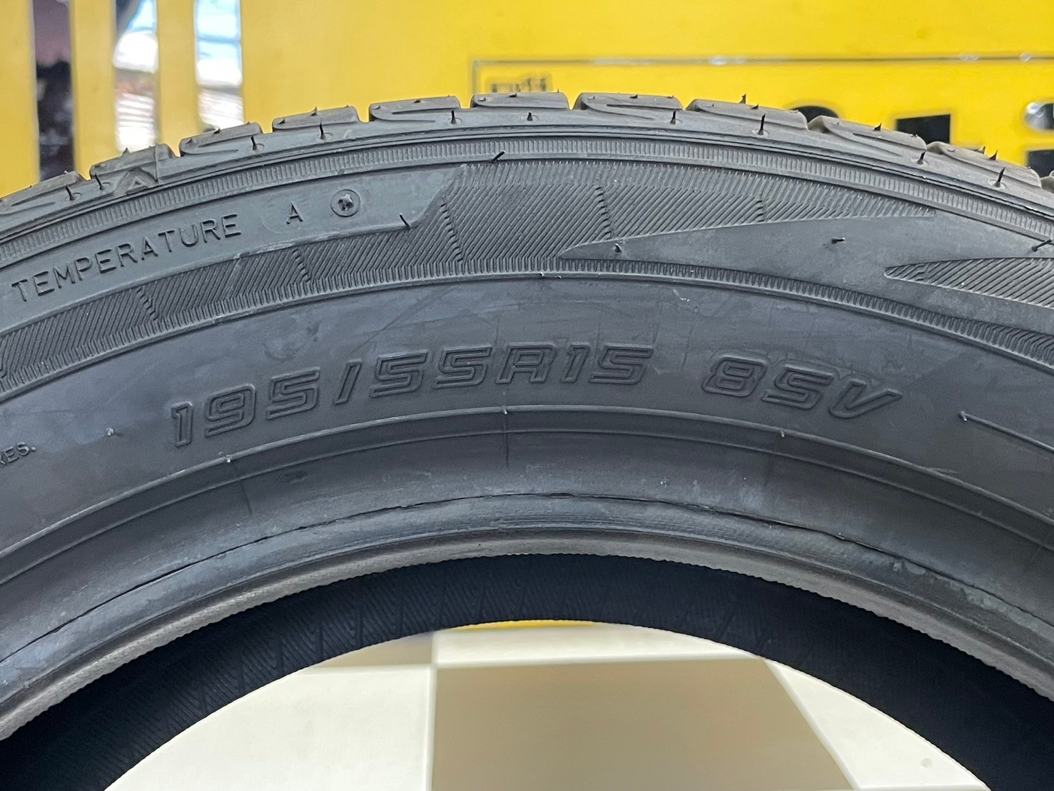 DUNLOP SP SPORT LM705 195/55R15 ยางใหม่ปี2024