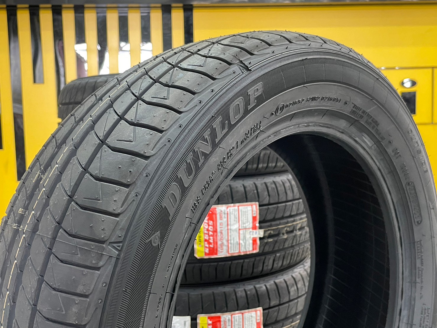 DUNLOP SP SPORT LM705 195/55R15 ยางใหม่ปี2023 ราคาพิเศษพร้อมติดตั้งฟรี