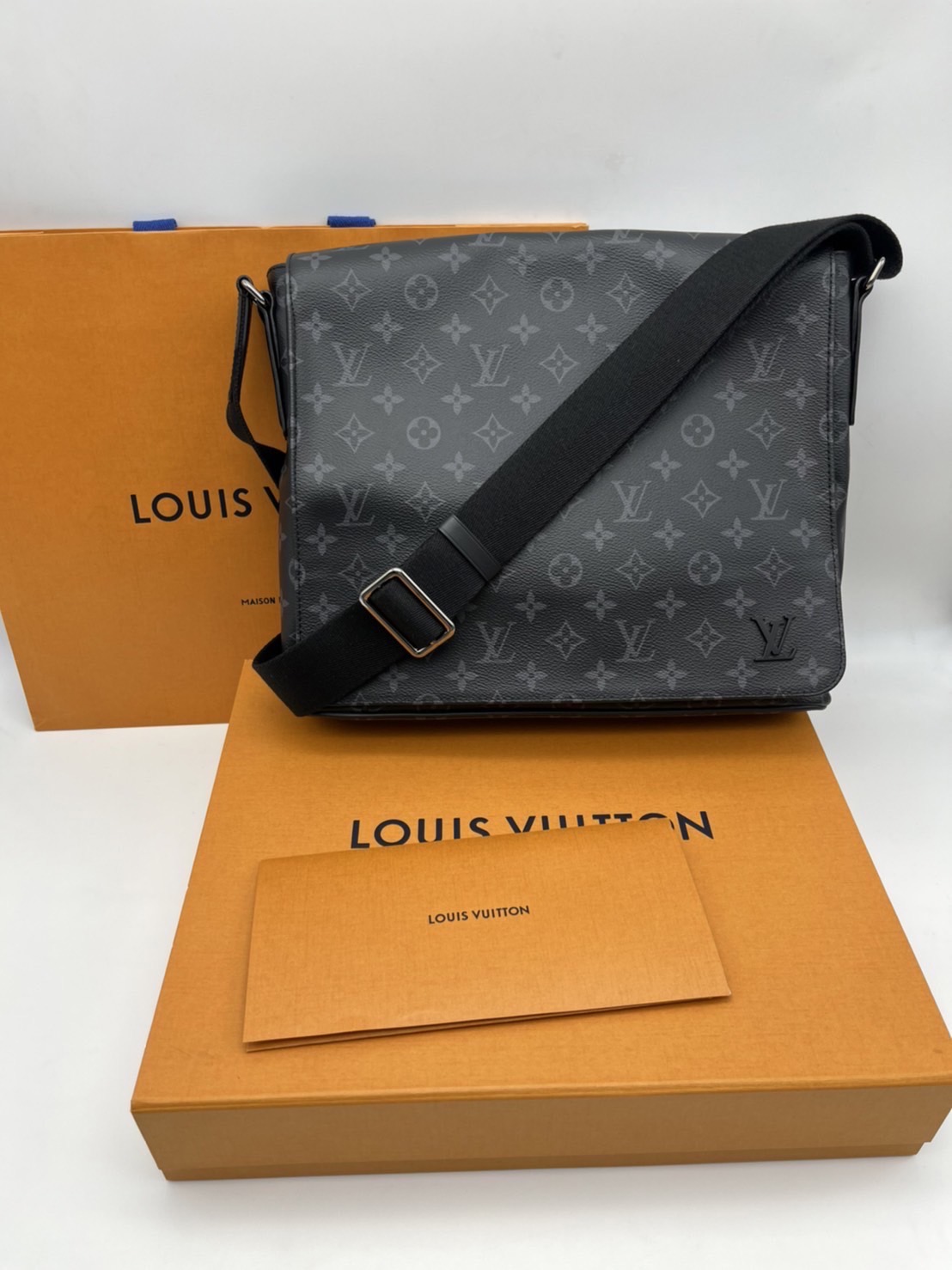 แบรนด์เนมมือสองLouis Vuitton District MM Messenger Bag ปี 2019