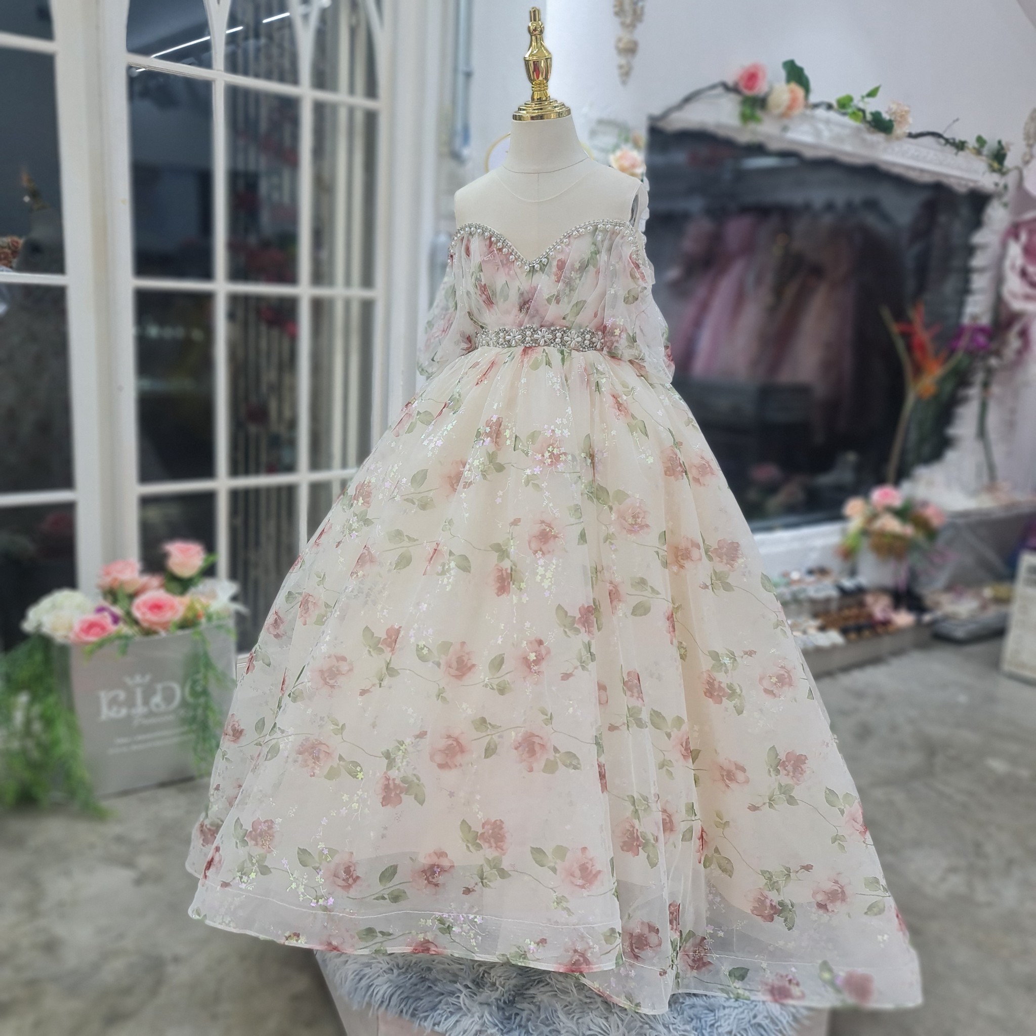 ชุดราตรีเด็ก(หน้าร้านอยู่รัชดา ลองได้ถ่ายรูปจากชุดจริง)W18427สีขาวพิมพ์ลายดอกไม้สีชอพู กระโปรงหน้ายาวหลังยาว แขนตุ๊กตาเปิดไหล่ ดูหวานมากเลยคะ