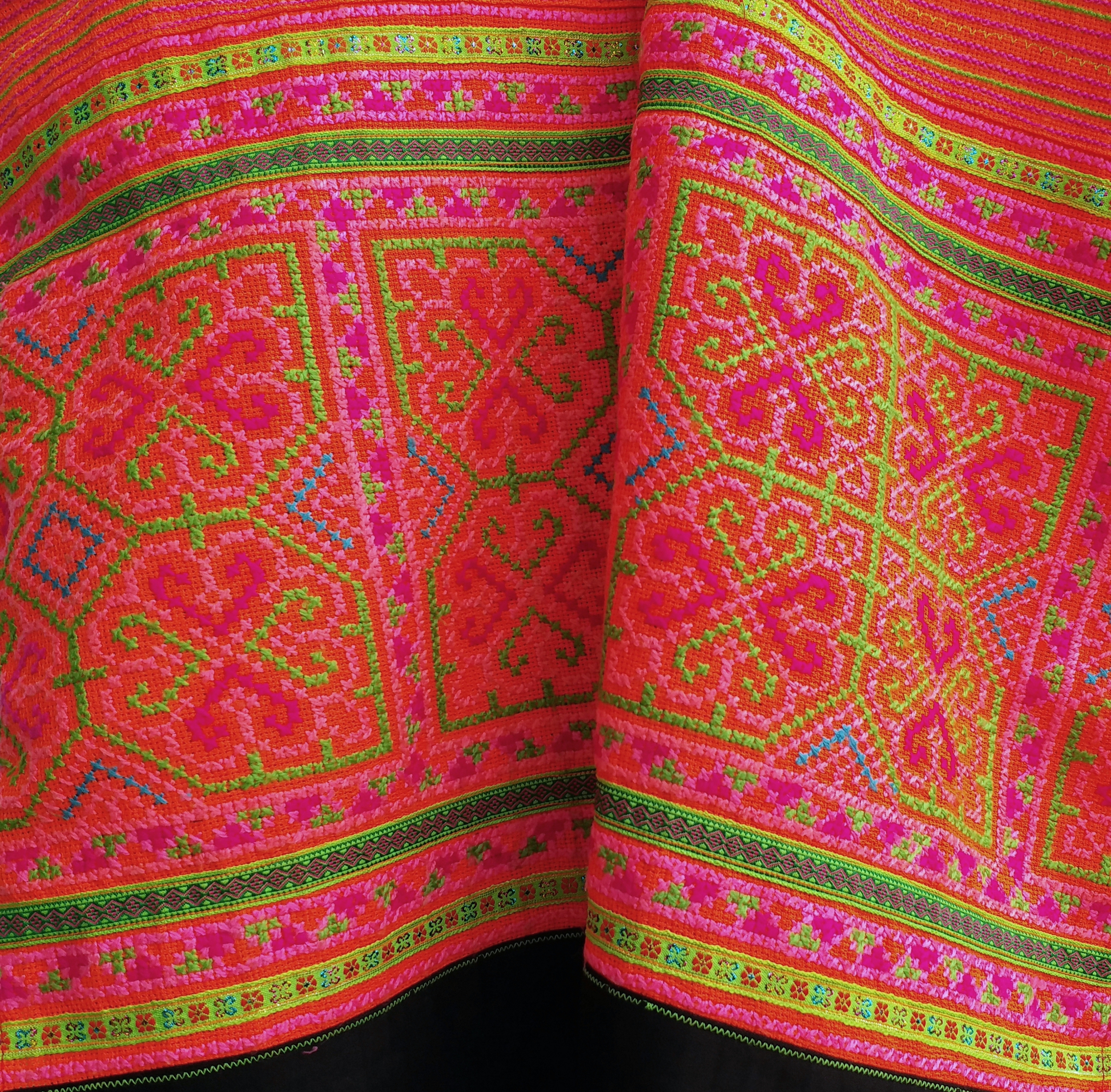 เสื้อผ้าม้ง สีชมพูอมส้ม