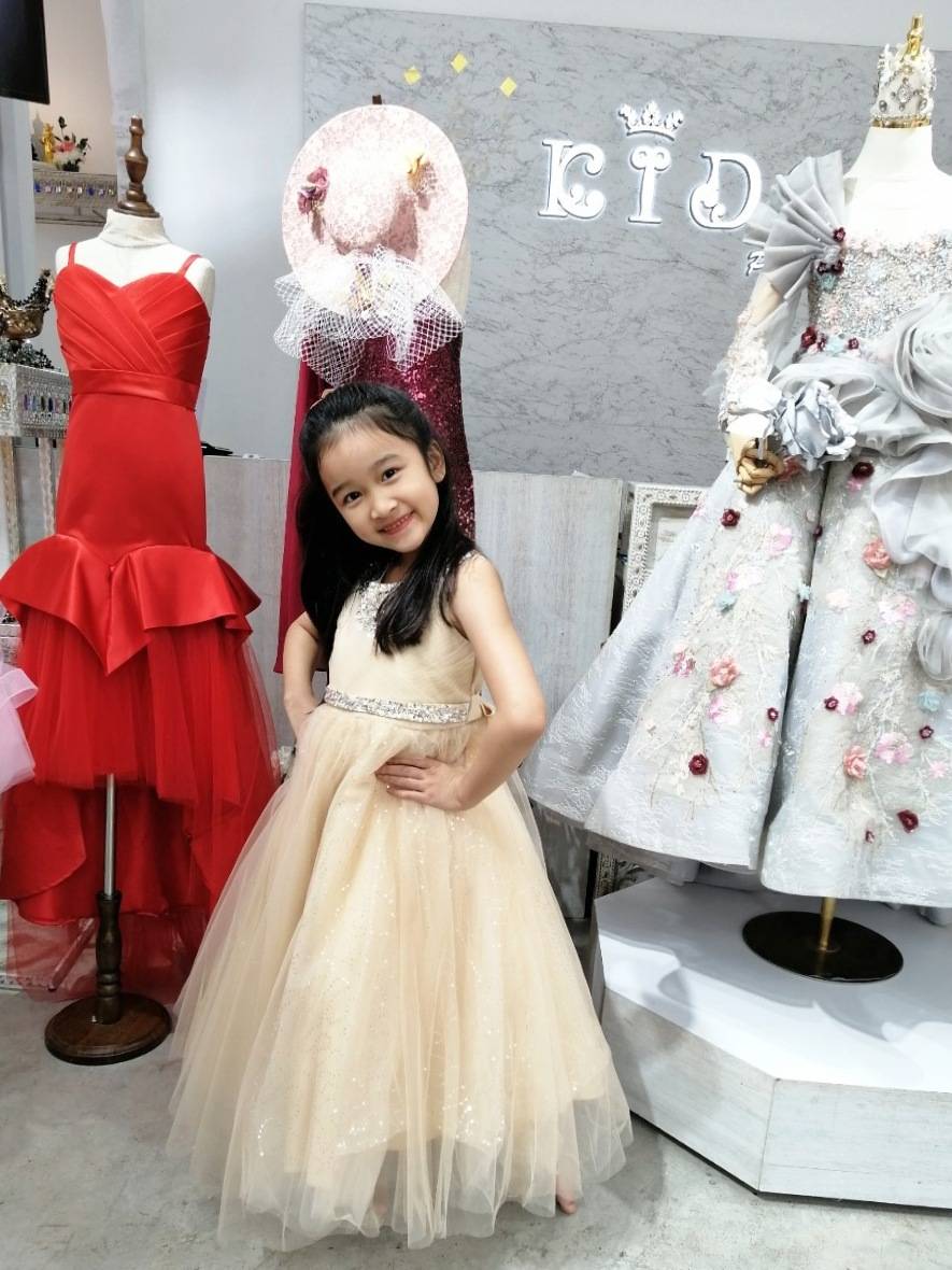 ssชุดราตรีเด็ก(หน้าร้านอยู่รัชดา ลองได้ถ่ายรูปจากชุดจริง)A214สีทอง สีขาว สีชมพู สีแดง สีน้ำเงิน สีฟ้าอกแต่งจีบไหว้เอวปัดเกล็ด กระโปรงยาวสุดหรูหราไฮโซมากๆเลย เดรสออกงานเด็ก