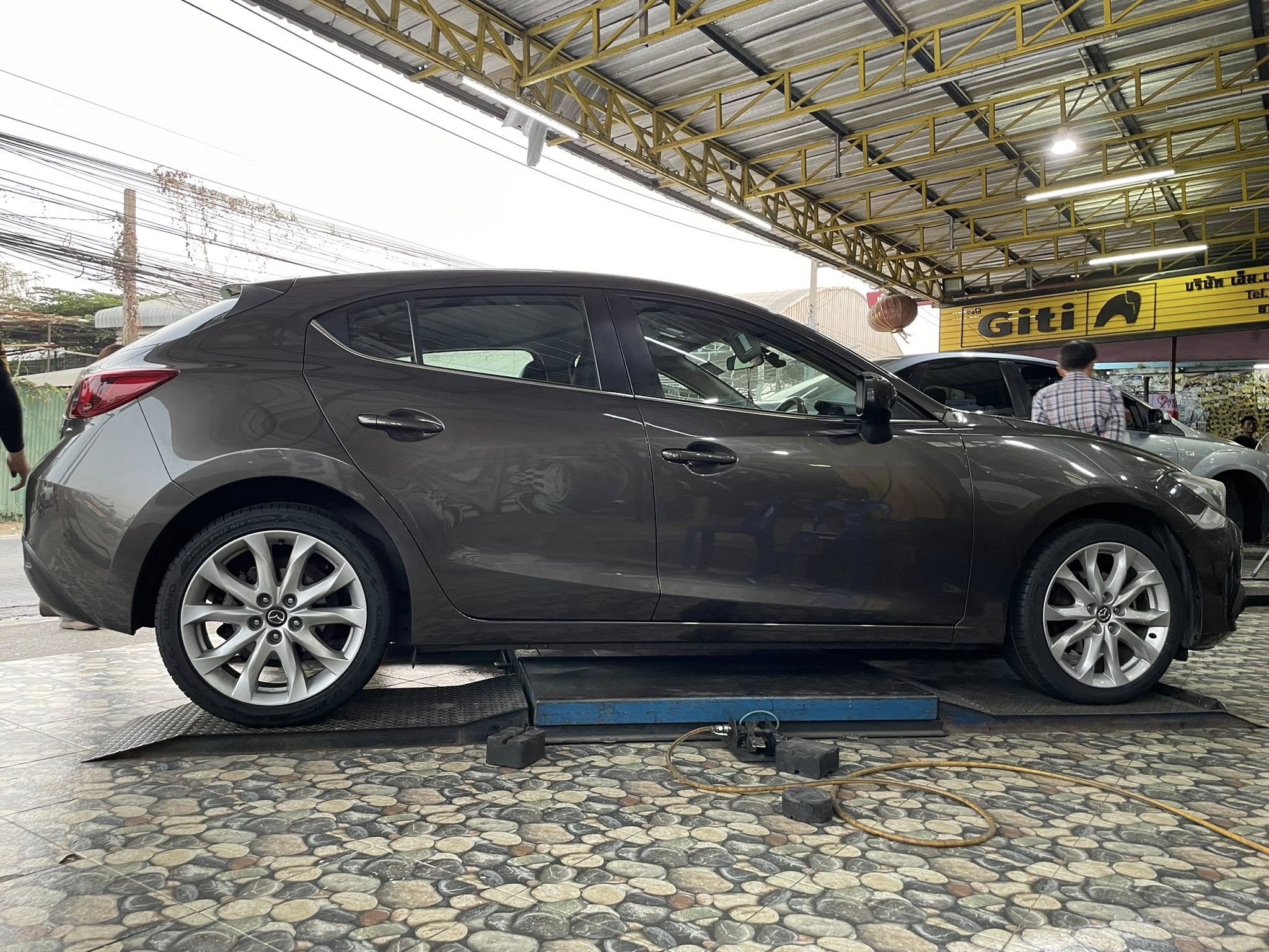 🛞 #MAZDA_3 🚘เปลี่ยนยาง 🛞🐘#KUMHO_PS72_215/45R18 #บริการตั้งศูนย์ล้อ🛞