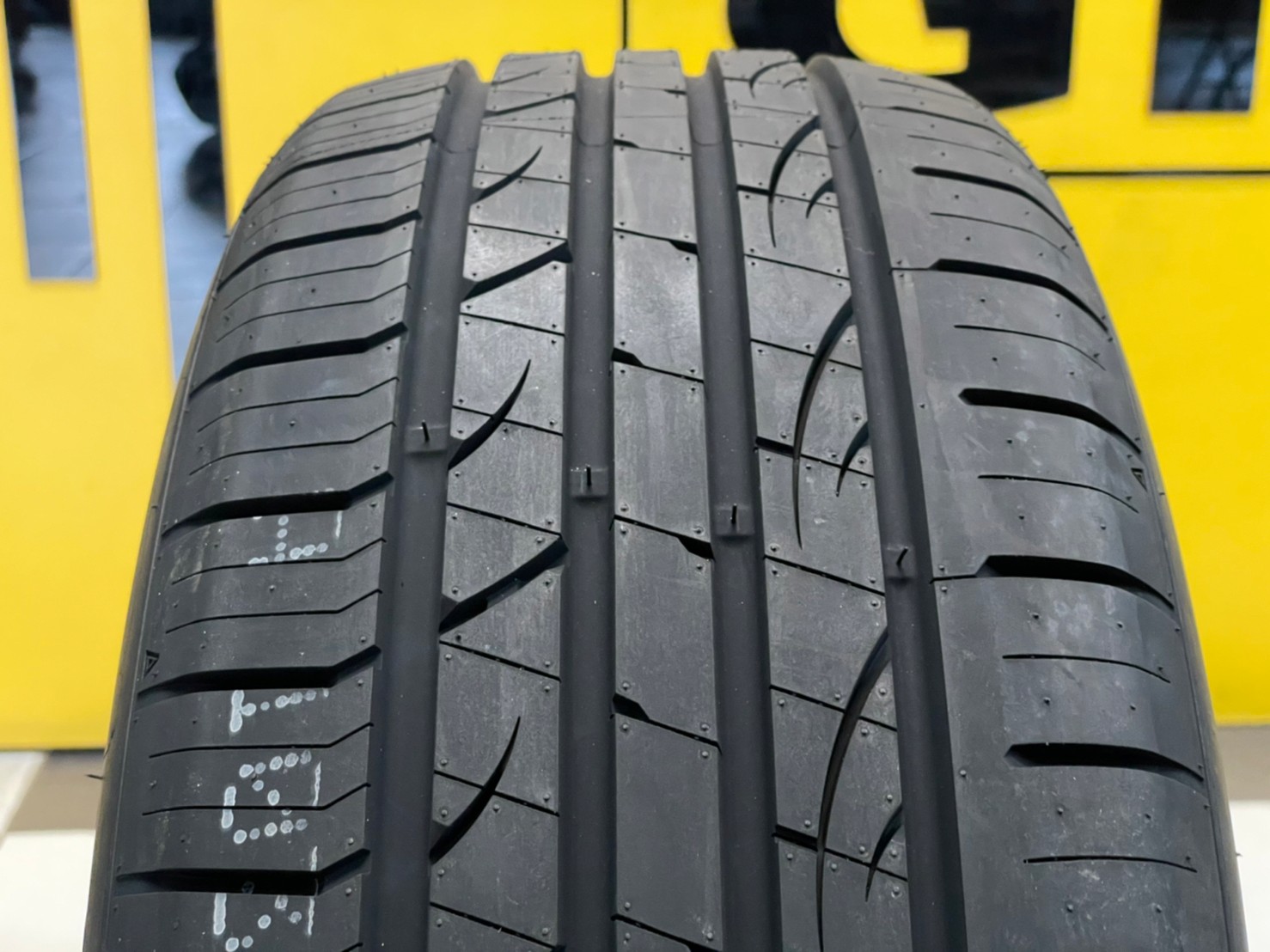 ยางใหม่AUSTONE SP702 215/55R17 ยางผลิตไทย คุ้มค่ารับประกันบาดบวมเบียดตำ365วันเคลมฟรี ยางใหม่ปี2023