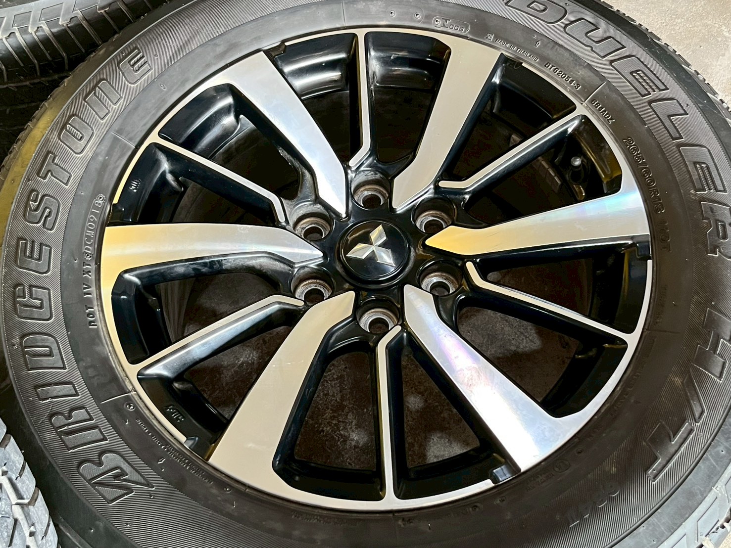 ล้อแม็กซ์เดิม Mitsubishi pajaro Sport พร้อมยางBrisgestone 265/60R18 ล้อสวยพร้อมดีพร้อมใช้งาน