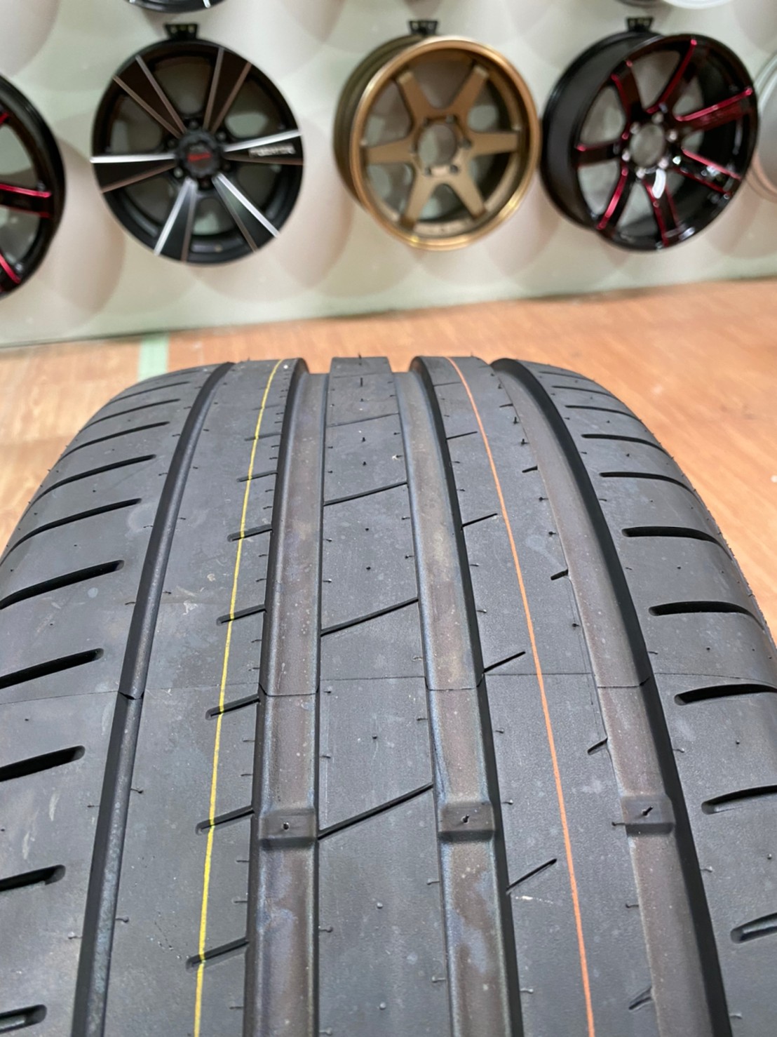 Apollo 245/40R19 Aspire4G ยางใหม่ปี2020 จัดส่งฟรีทั่วประเทศ พร้อมติดตั้งที่ร้านฟรี