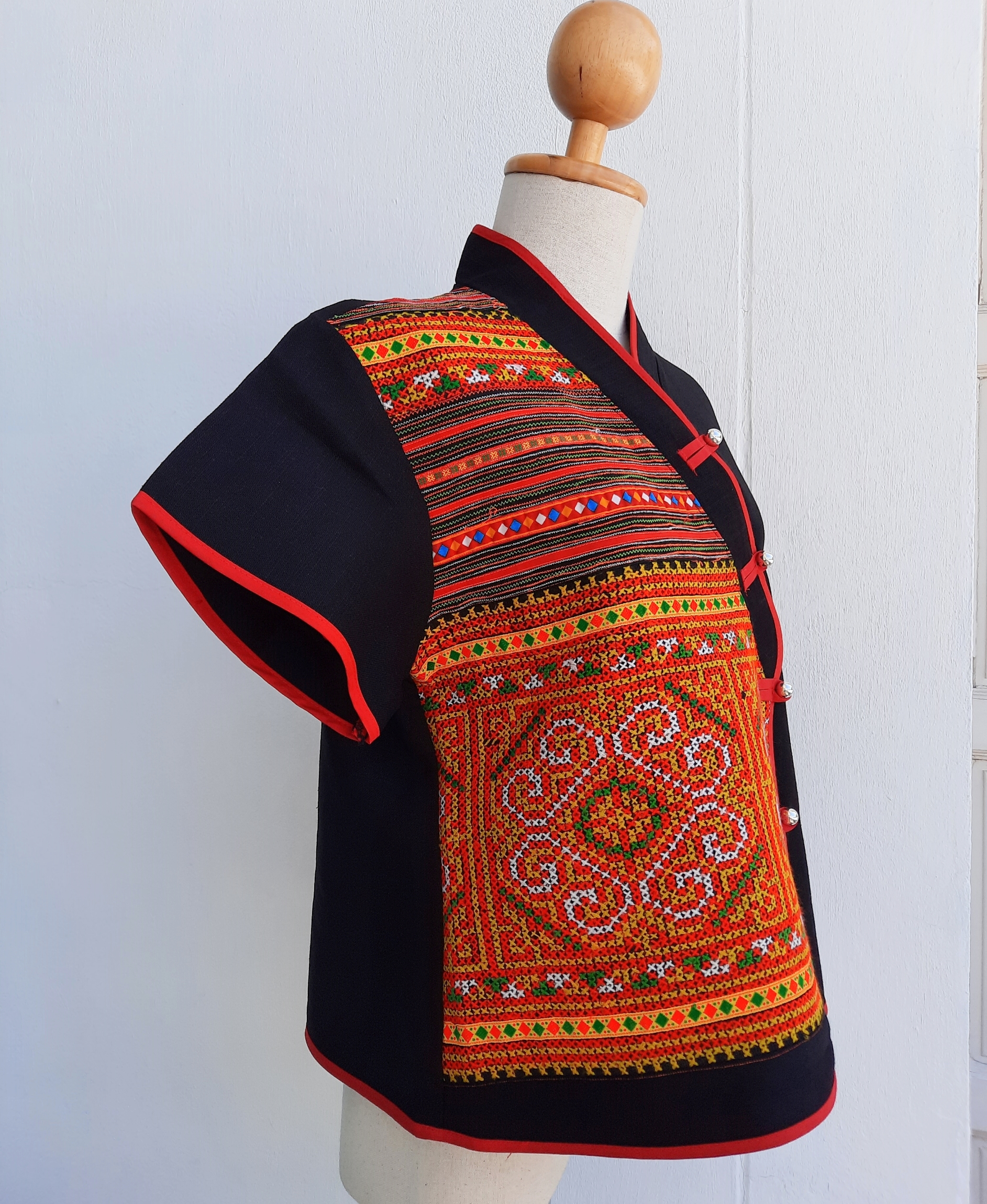 เสื้อกัญชงสีดำ แต่งผ้าปักมือชาวเขา