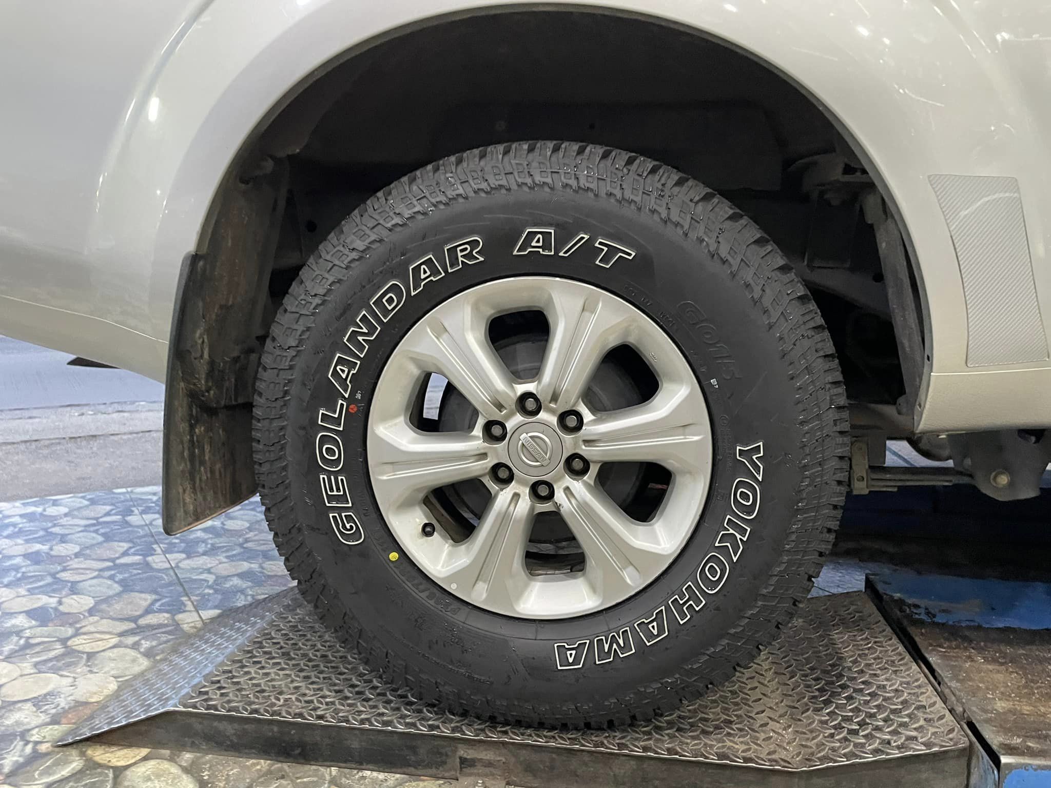 🚘#Nissan_Navara🚘 🛞ยางใหม่ YOKOHAMA GEOLANDAR A/T G015 265/70R16 ยางใหม่ปี2024 ยางตัวหนังสือสีขาว