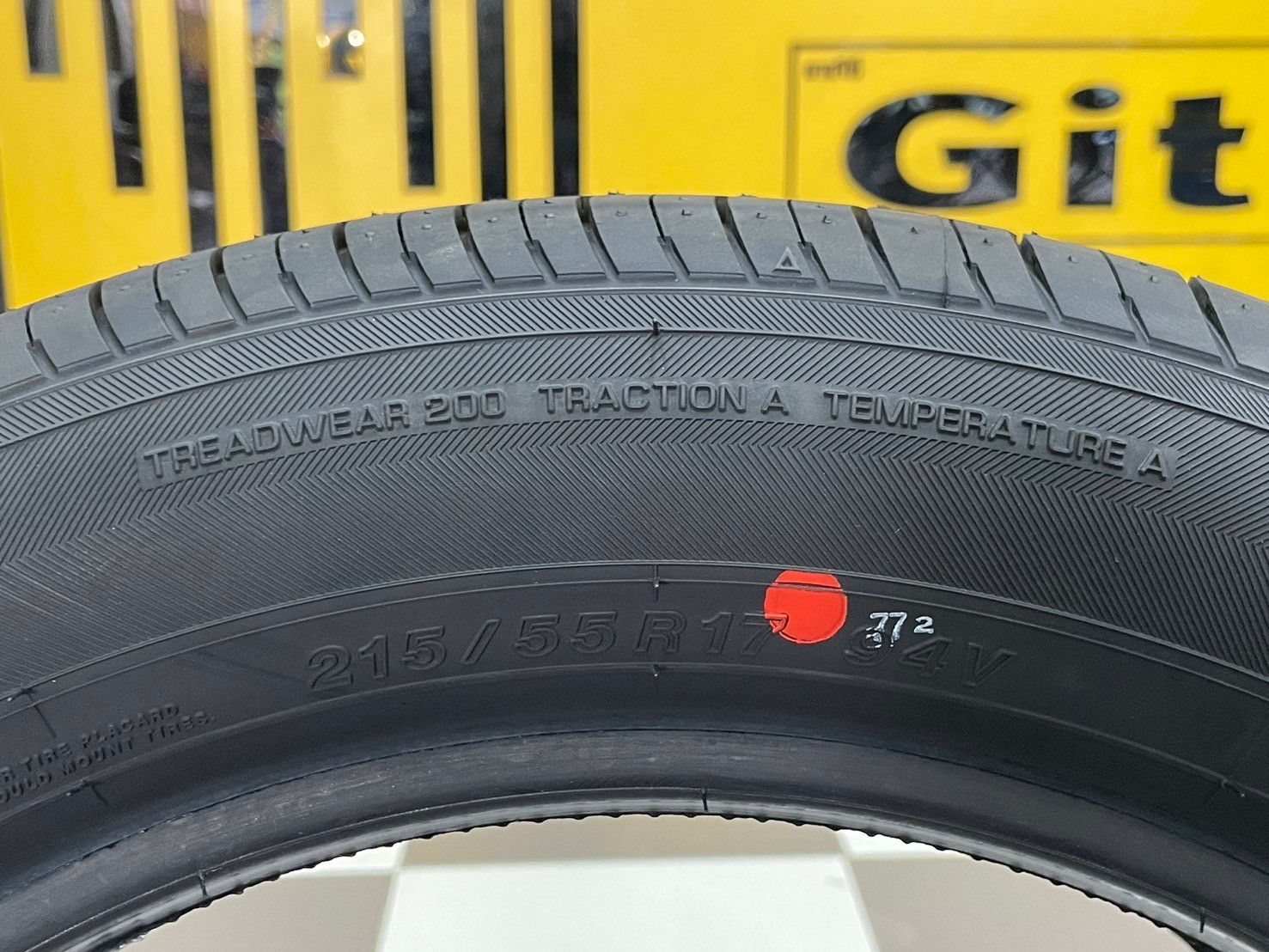Yokohama BluEarth E70 215/55R17 ยางใหม่ปี2024