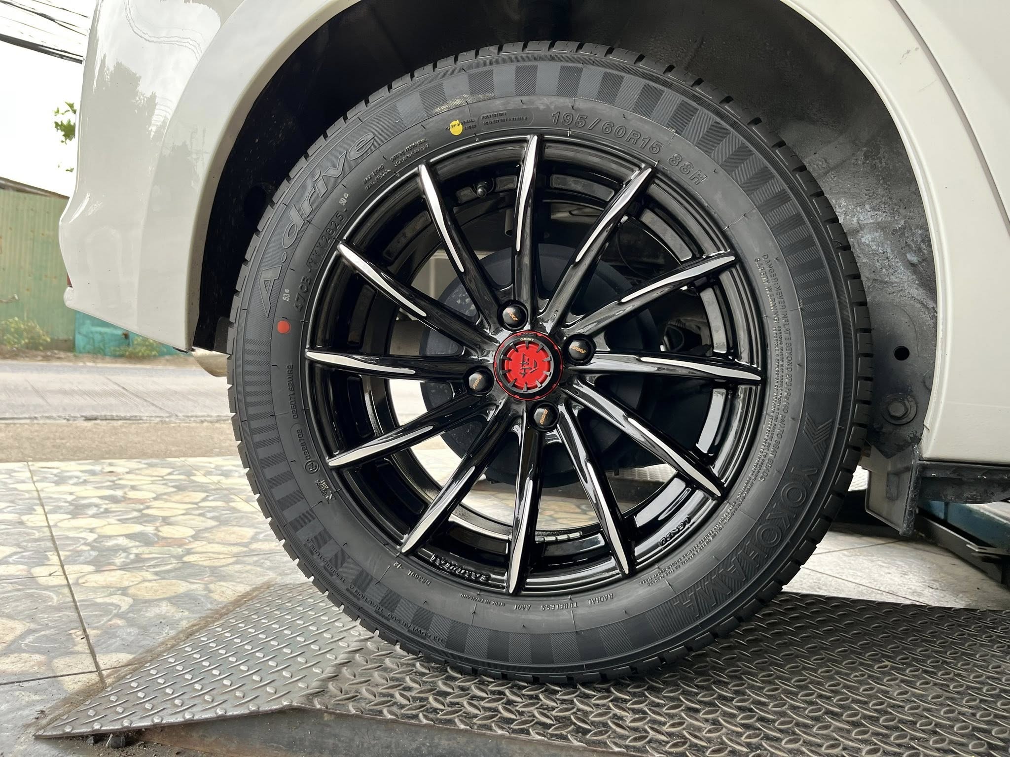 แต่งครบชุด ล้อพร้อมยาง TOYOTA_YARIS🚘🛞🐘#YOKOHAMA_A.driveA_195/60R15 🛞 #LENSO_SAMURAI IZUMA 15X7 ET35 4X100