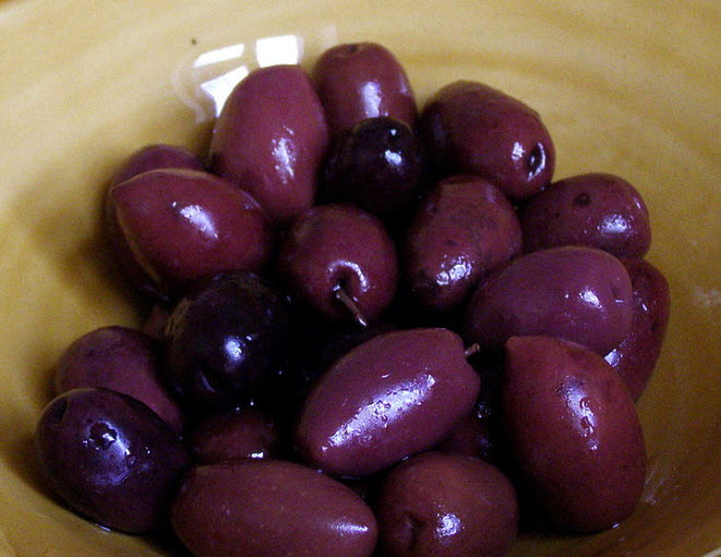 มะกอกคาลามาตา (Kalamata Greek Olive) หรือมะกอกดำ / 5 เม็ด (UK)