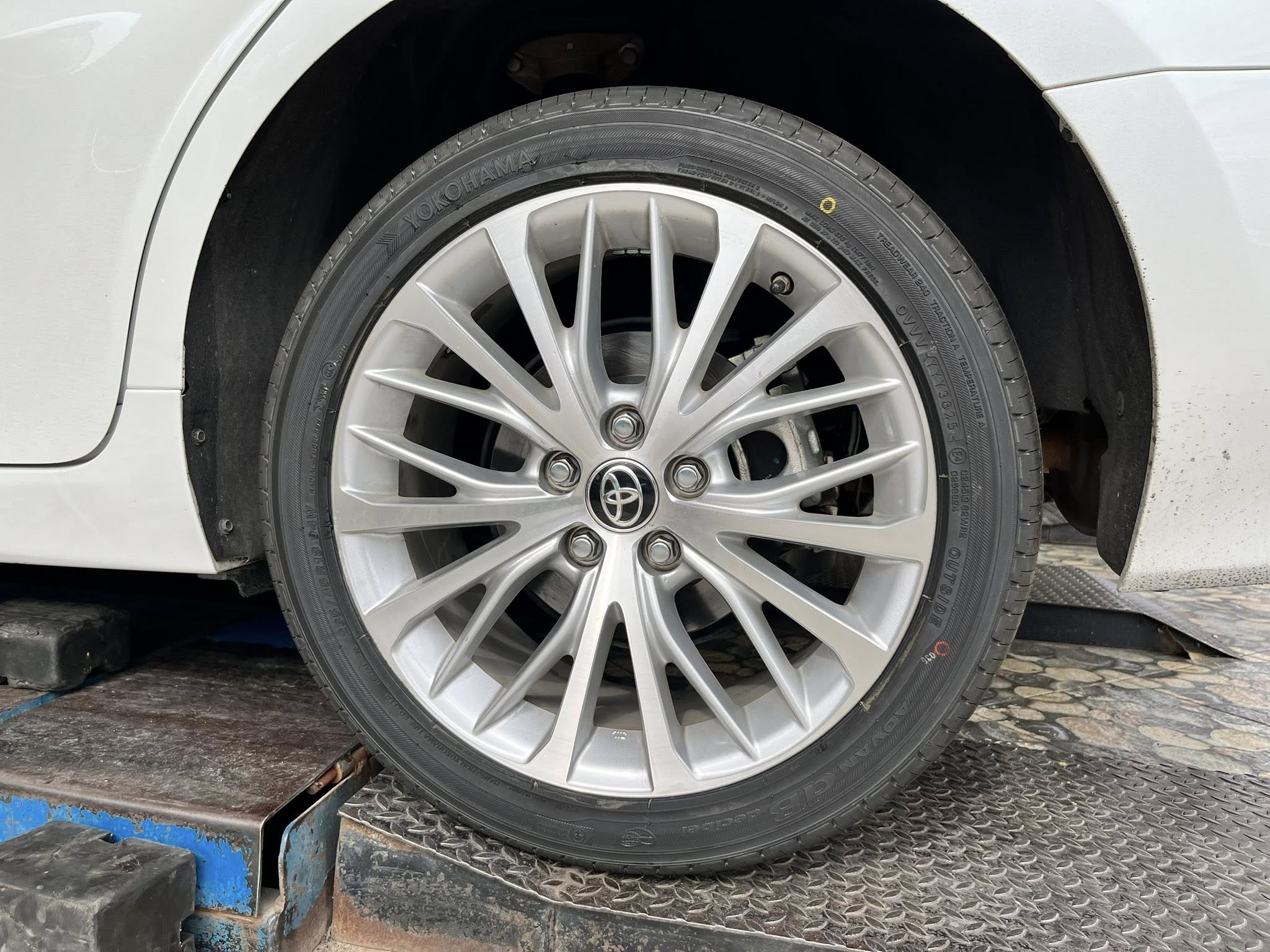 TOYOTA_CAMRY🚘เปลี่ยนยาง 🛞🐘#YOKOHAMA_V551V_235/45R18