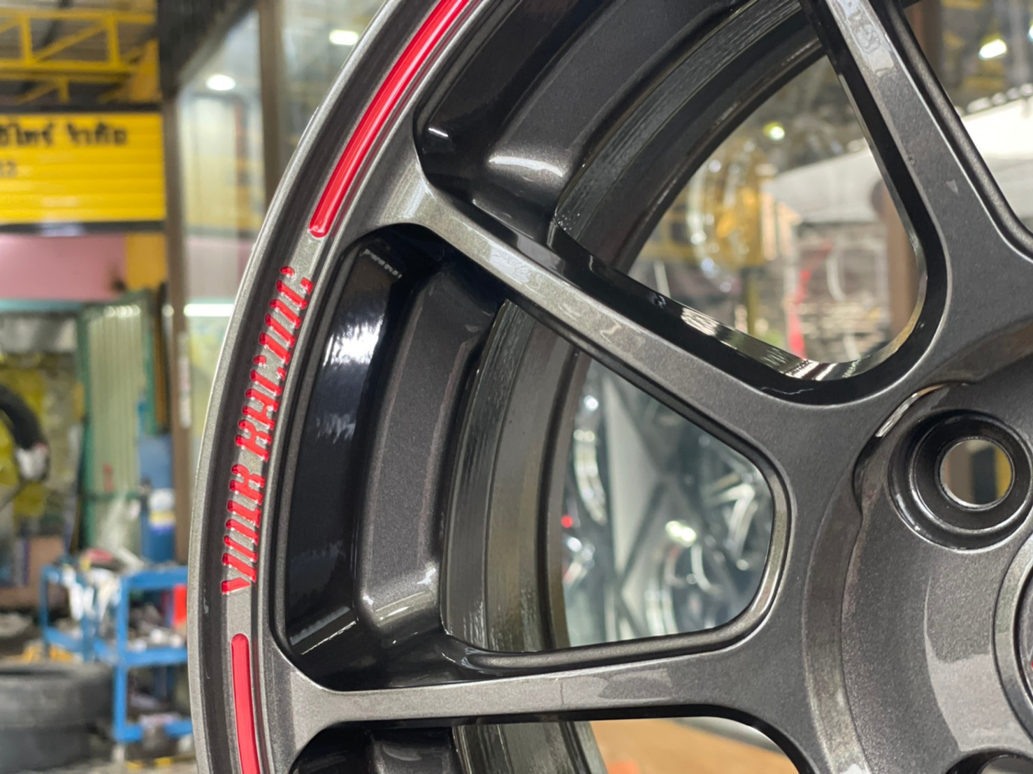 ล้อแม็กซ์ขอบ15 Brightwheels ลายZE40 BW40 ขอบ15 กว้าง7 ออฟ35 4รู100 สีเทากันเส้นขอบแดง(F-MD Full ED Red)