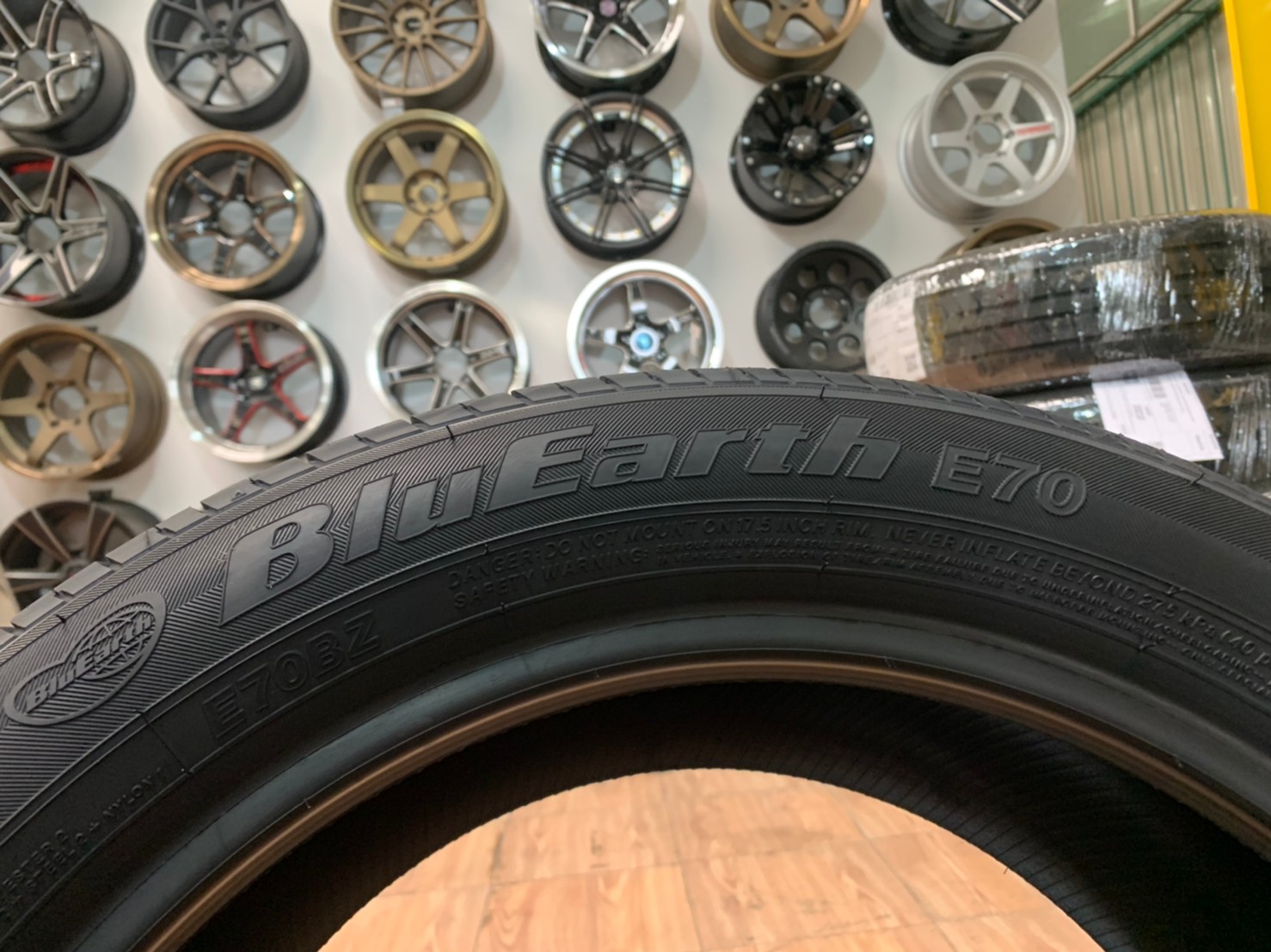 YOKOHAMA E70 215/55R17ยางใหม่ปี21 ยางสมรรถนะสูงนุ่มเงียบพร้อมติดตั้งฟรี จัดส่งฟรีทั่วประเทศ