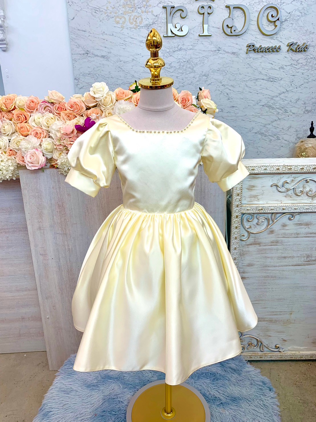 ชุดราตรีเด็ก(หน้าร้านอยู่รัชดา ลองได้ถ่ายรูปจากชุดจริง)W18818 สีครีม คอคาดด้วยมุก แขนตุ๊กตา กระโปรงสั้น น่ารักๆ