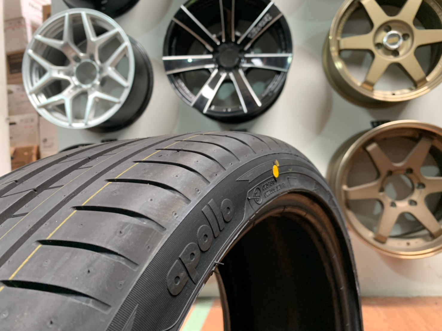 Apollo 235/35R19 Aspire4G ยางใหม่ปี2020