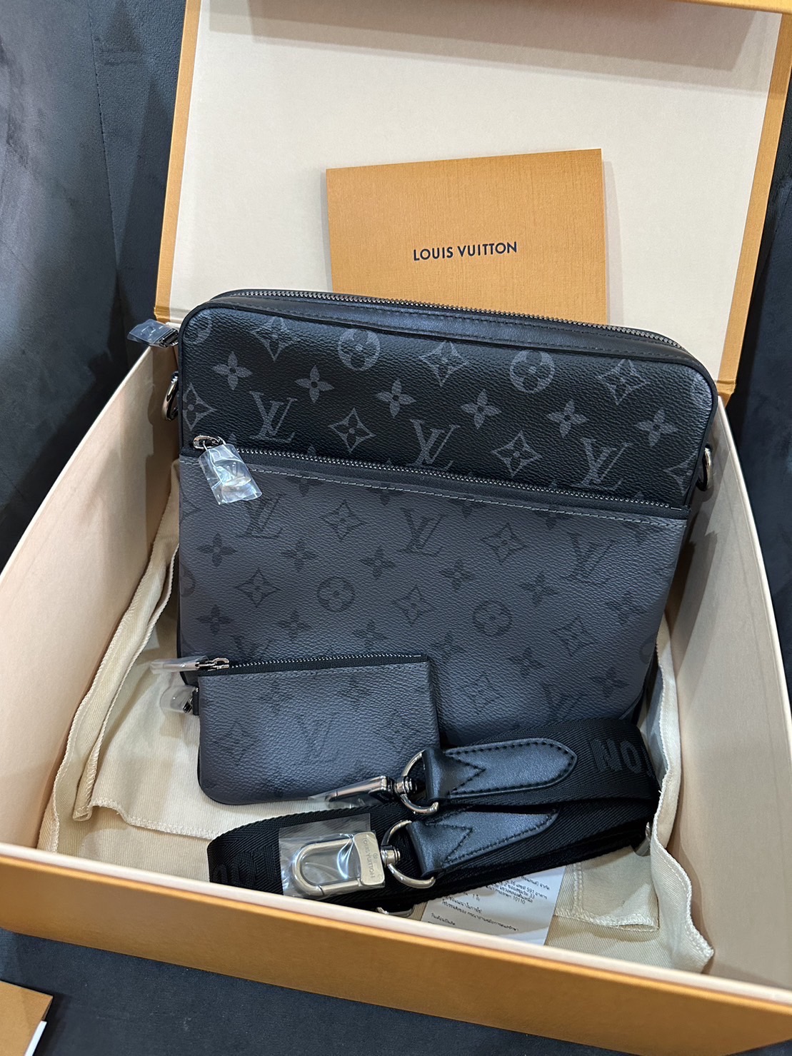 lv trio messenger bag มือสอง